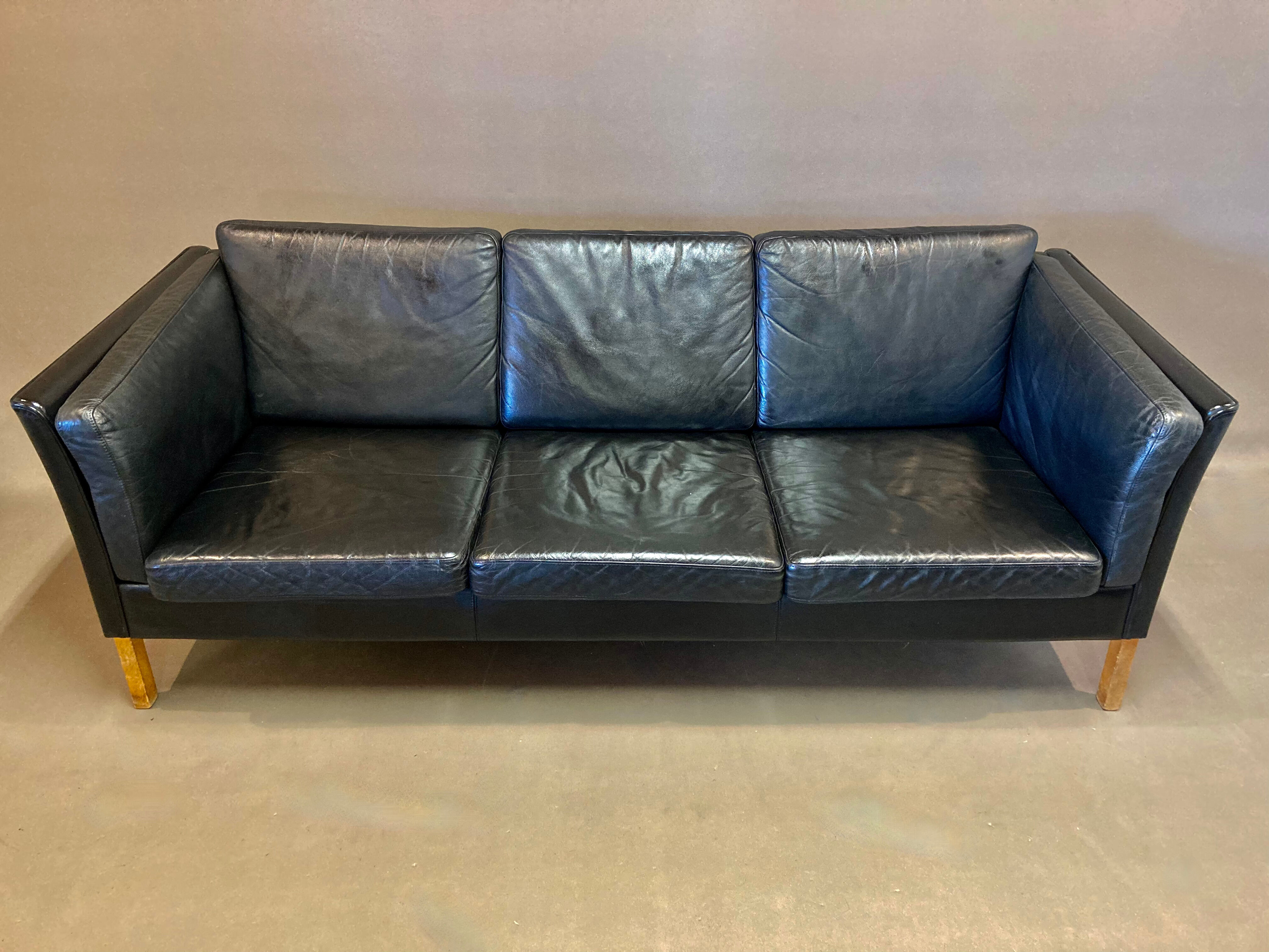 Sofa 3 places black leather Scandinavian design