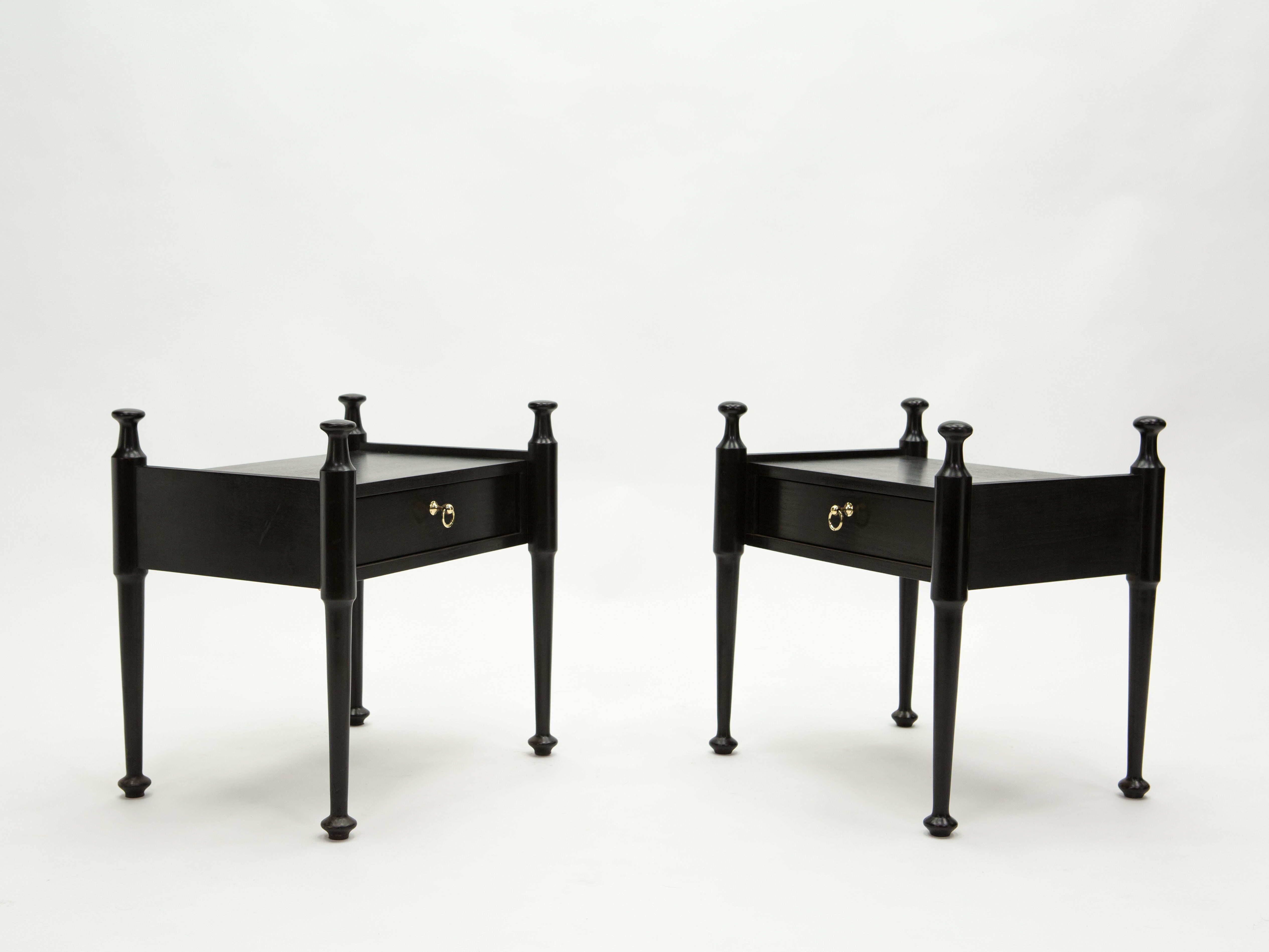 Paire de chevets en chêne teinté noir et laiton vers 1970