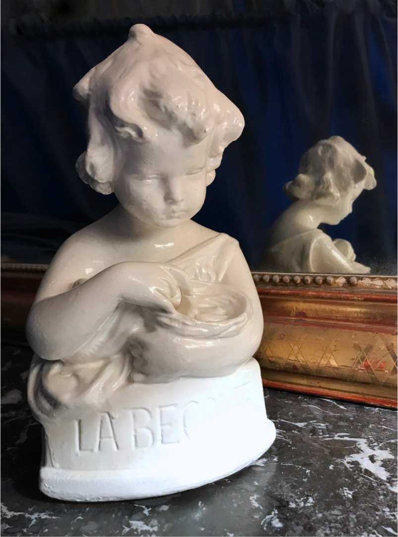 Cherub bust 19th century La Becquée petit enfant et oiseau figurine bébé angelot enamelled white