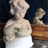 Cherub bust 19th century La Becquée petit enfant et oiseau figurine bébé angelot enamelled white
