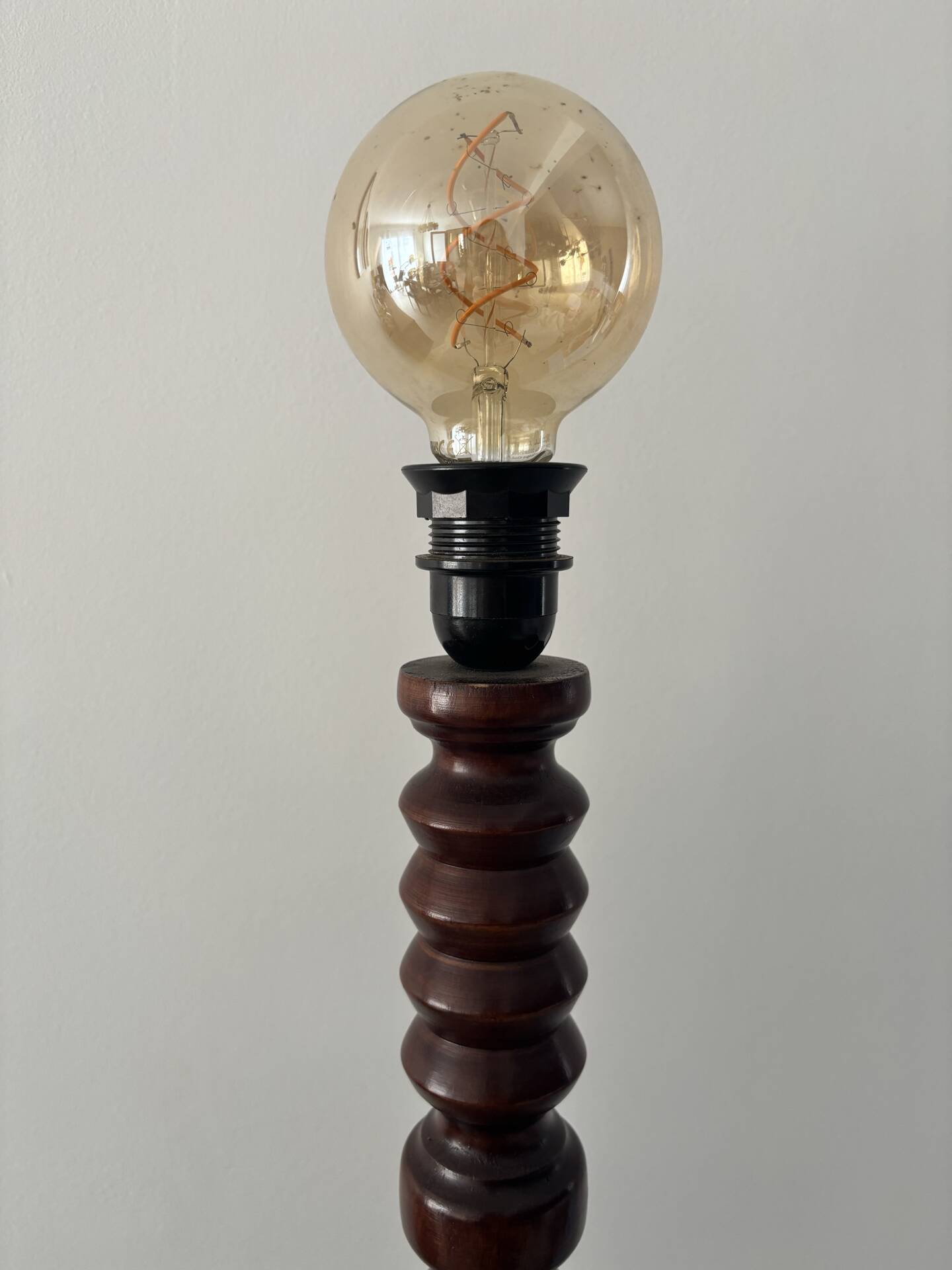 Lampadaire vintage en bois tourné avec tablette intégrée 