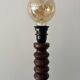 Lampadaire vintage en bois tourné avec tablette intégrée 
