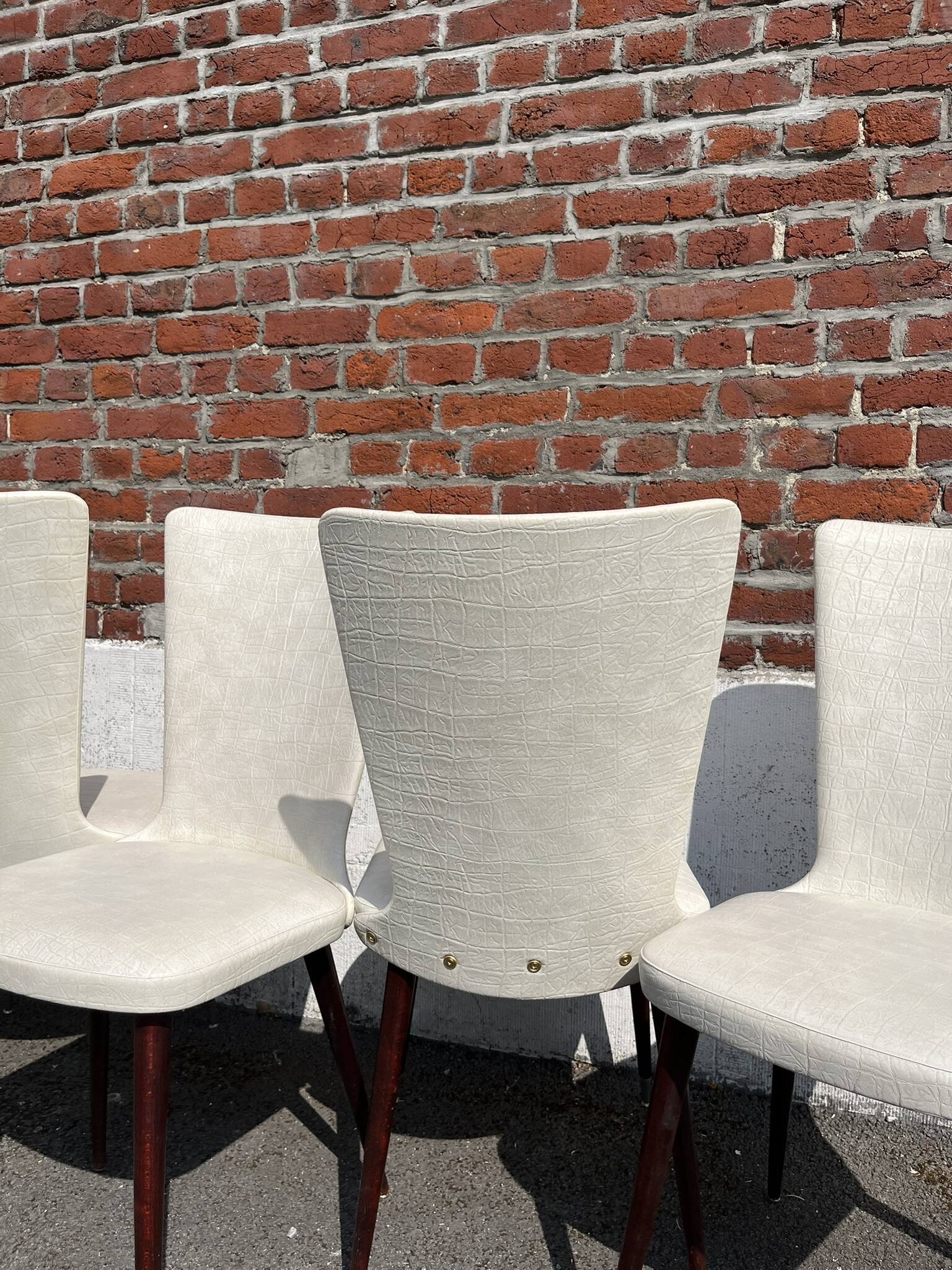 Set of 4 vintage Baumann chairs, in wood and white faux leather, model ESSOR.