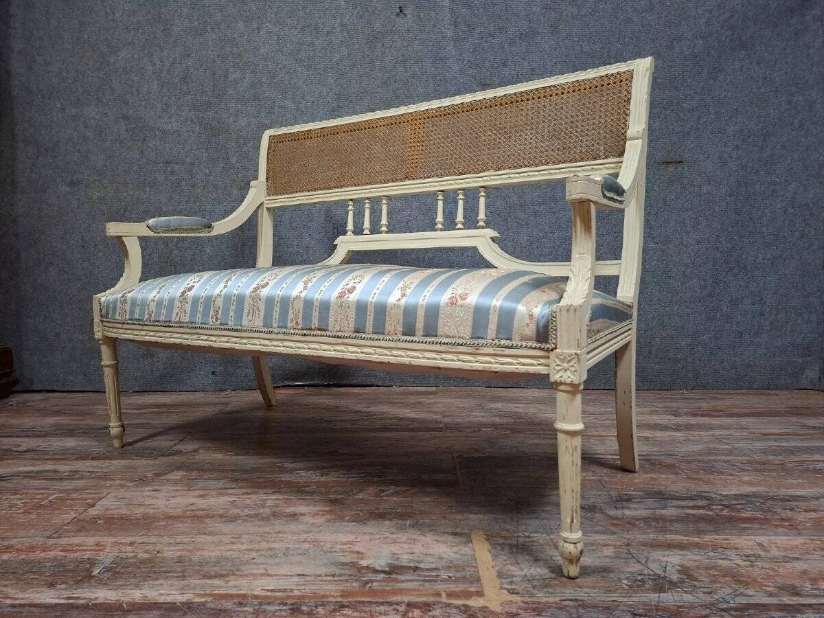 canapé / banquette de style Louis XVI, élégant et plein de charme.
