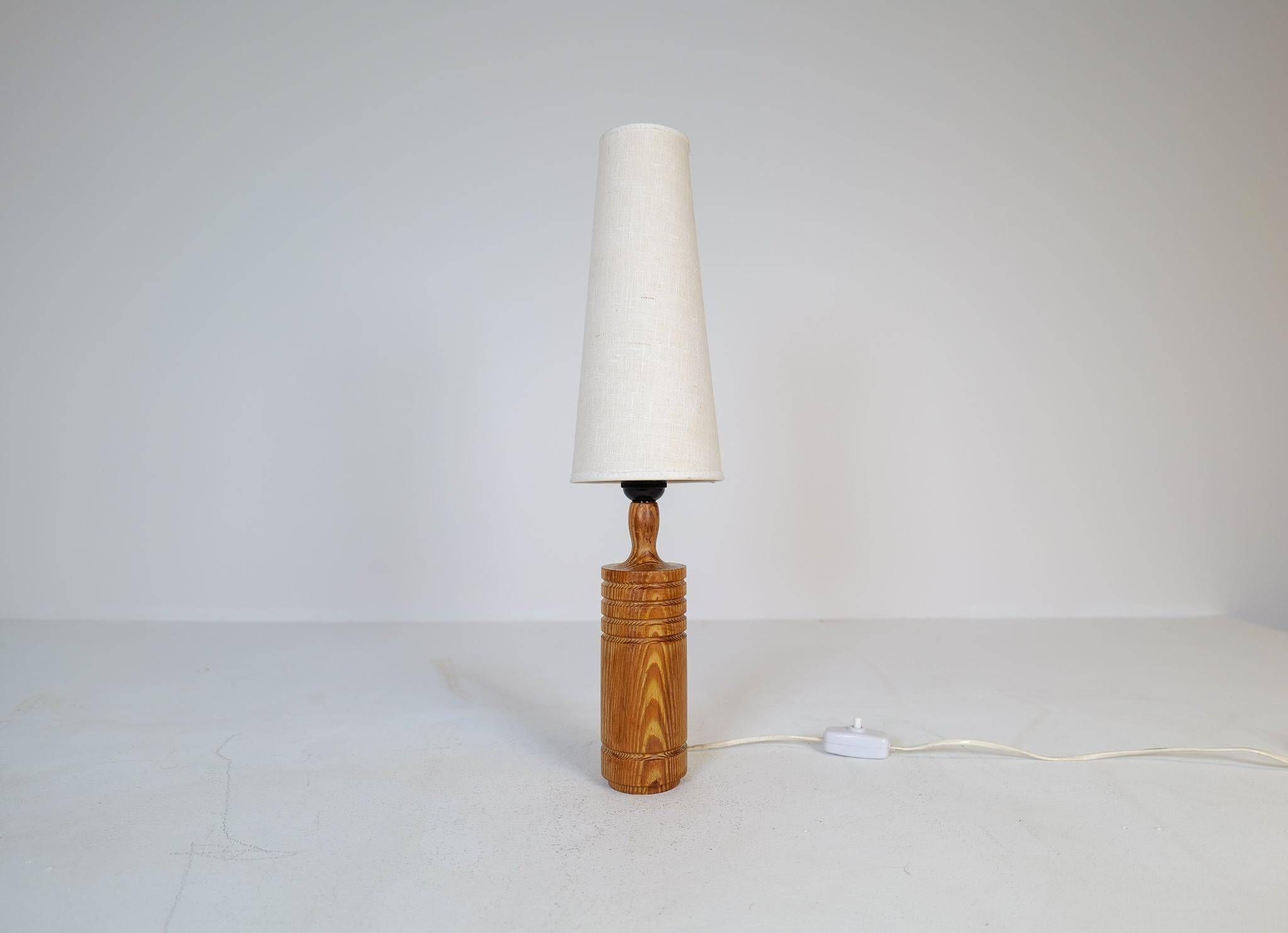Mid-century modern sculptural table lamp in pine, 1970s.