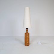 Mid-century modern sculptural table lamp in pine, 1970s.