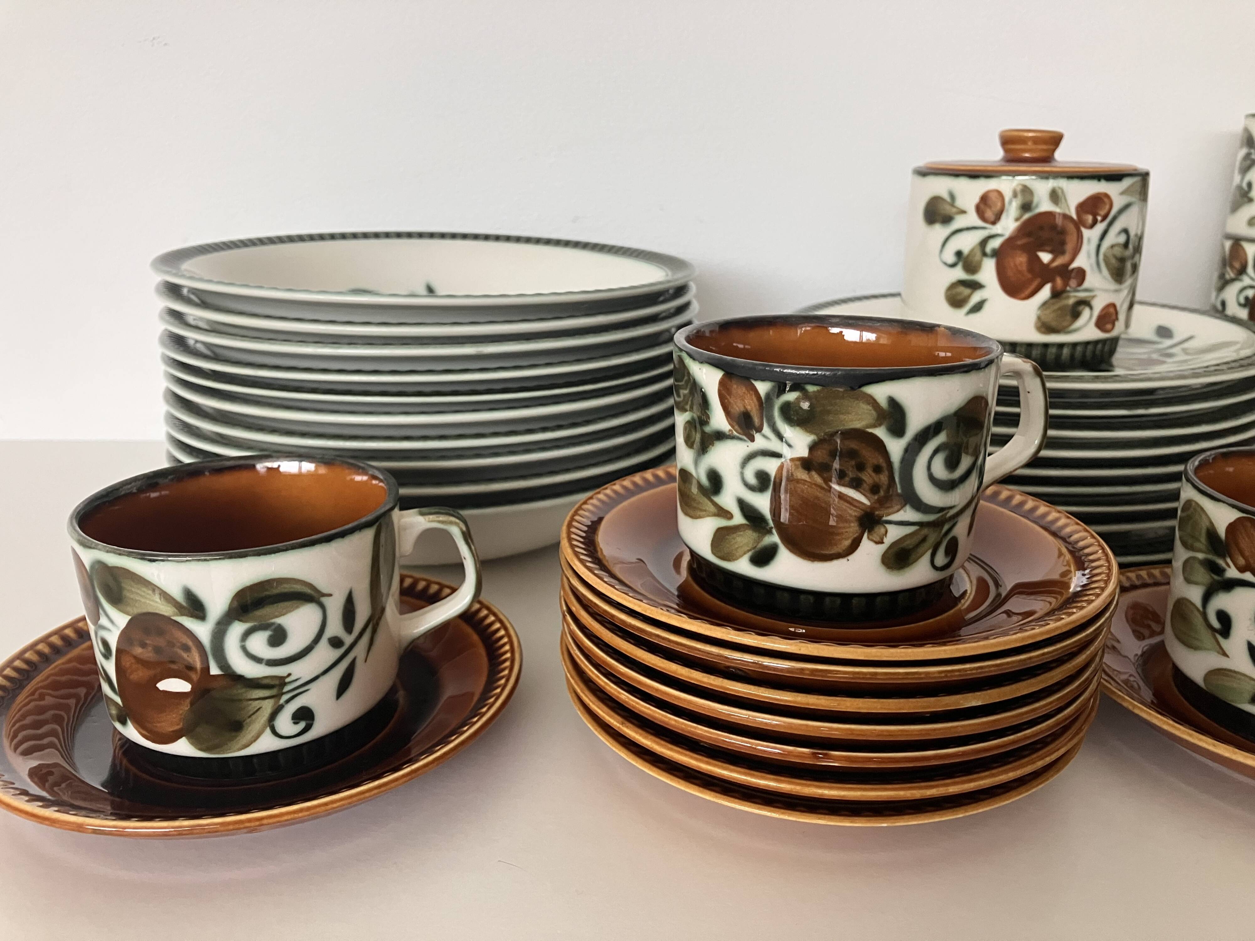 Tableware service plates and cups Argenteuil La Louvière Boch 1960