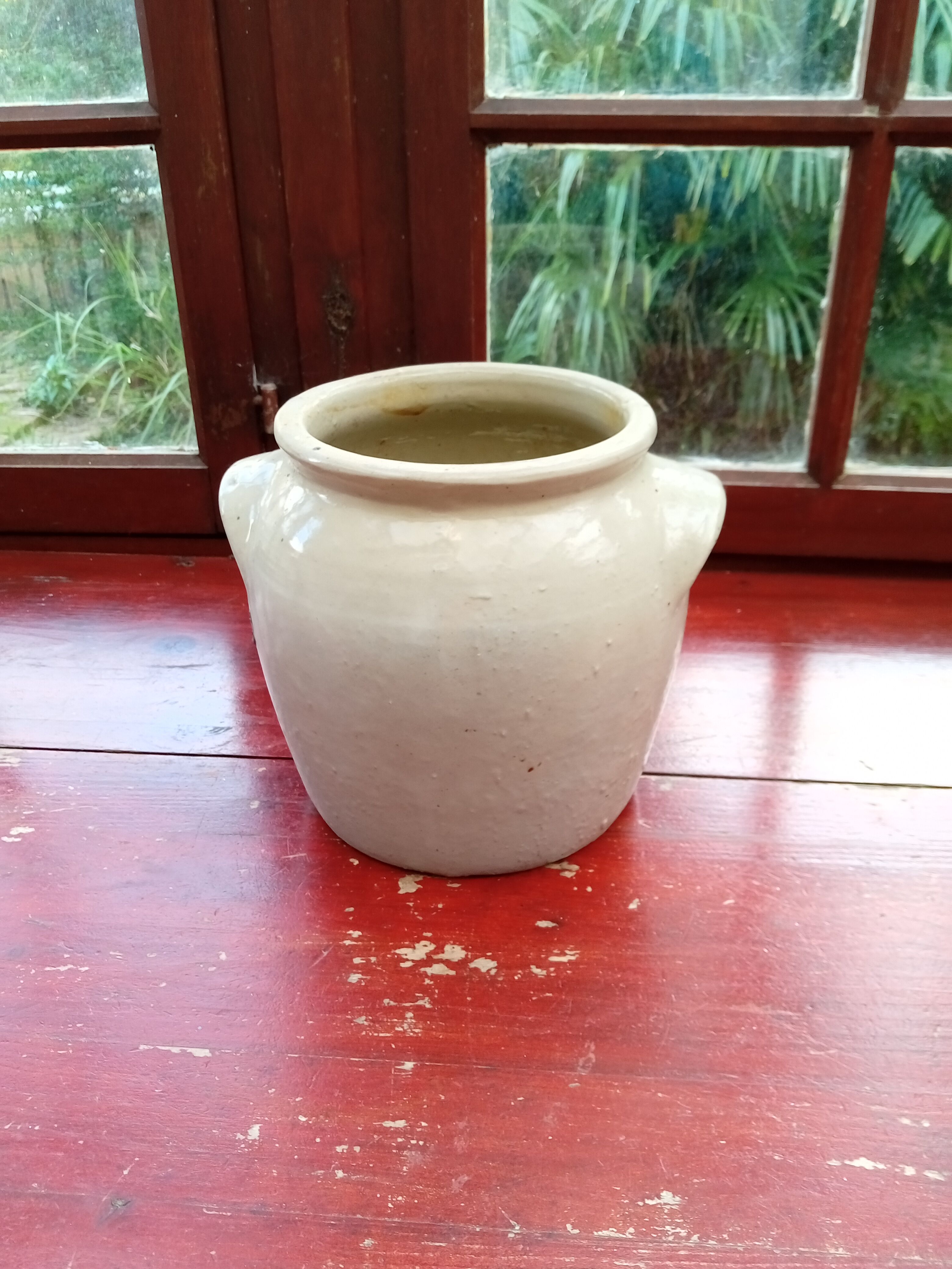 Off-white sandstone pot