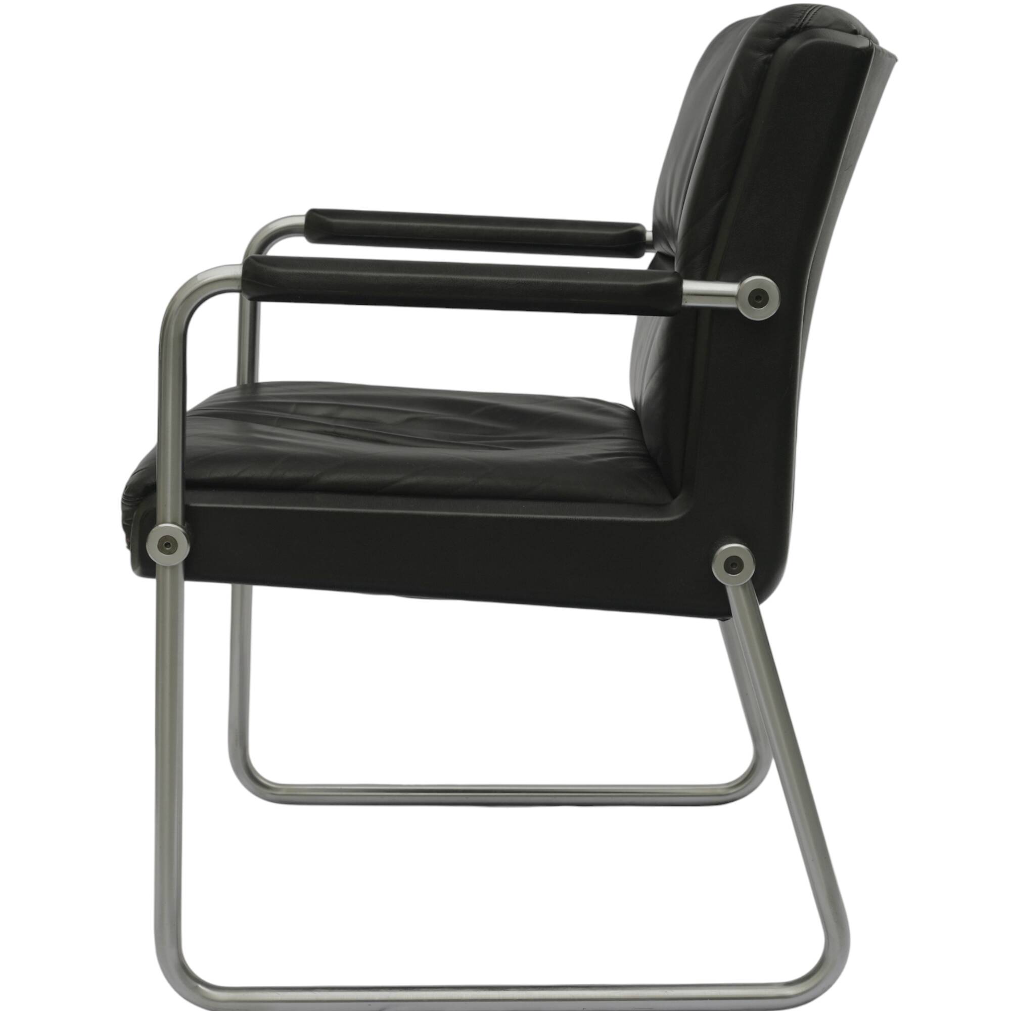 A pair of Bauhaus armchairs, chromed steel tubes, leather, Germany, 1970