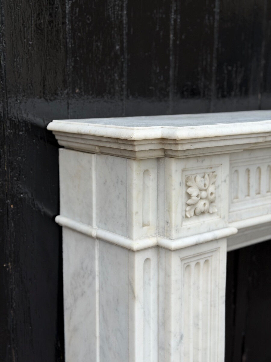 Cheminée de style Louis XVI en marbre blanc de Carrare vers 1880