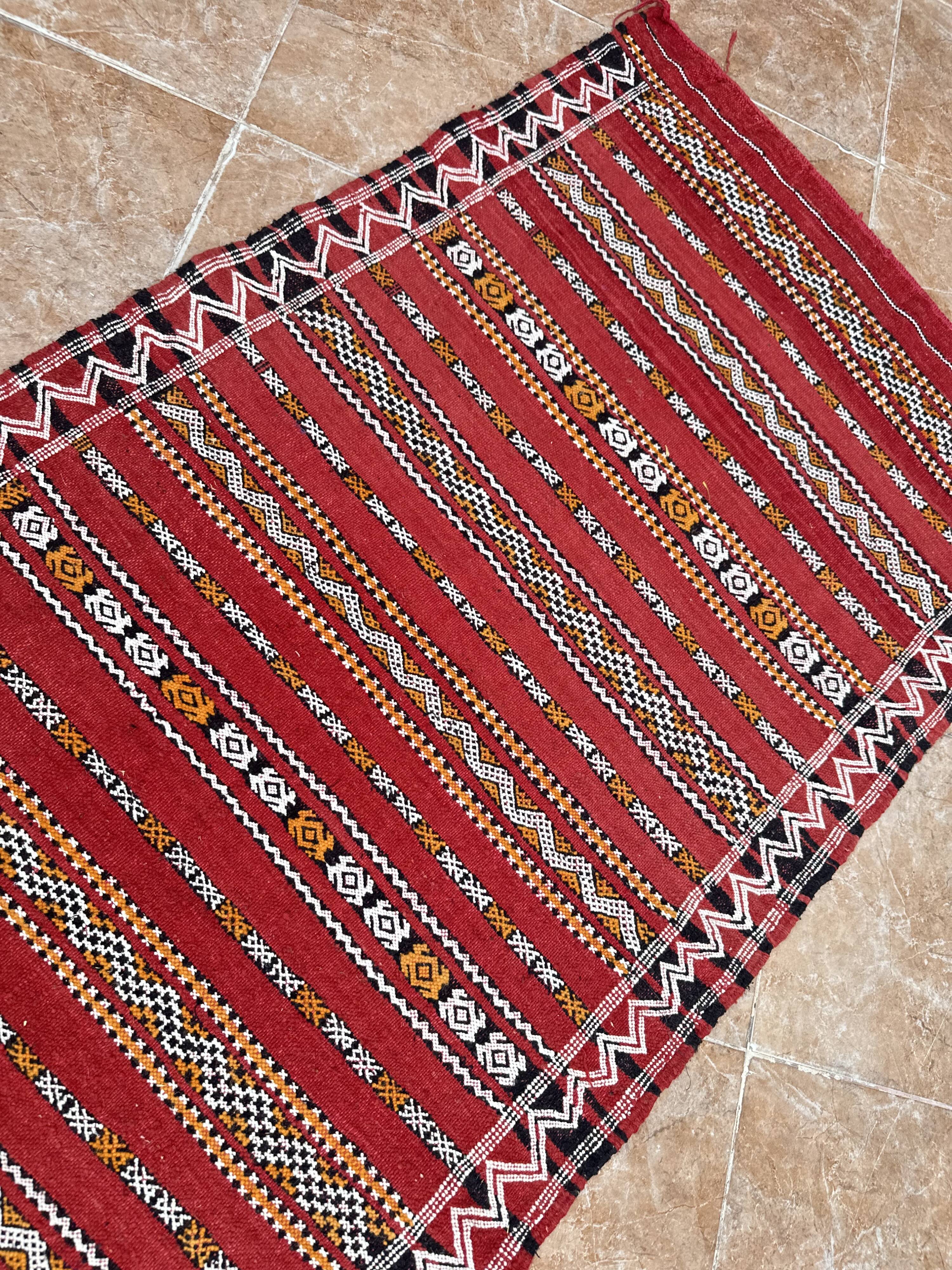 Moroccan Berber rug handwoven 100% organic wool from