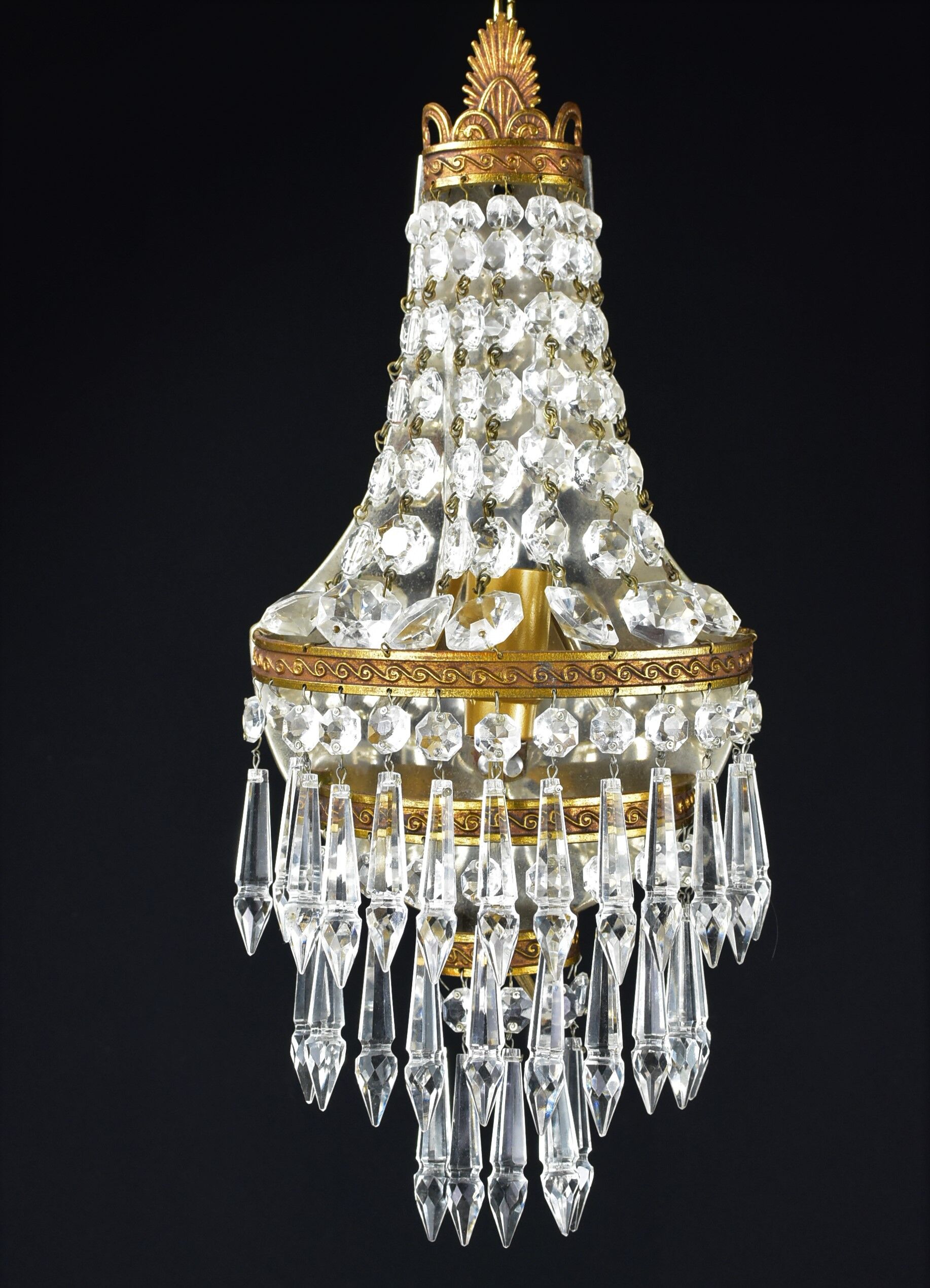 Applies glass tassels.