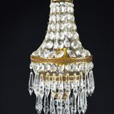 Applies glass tassels.