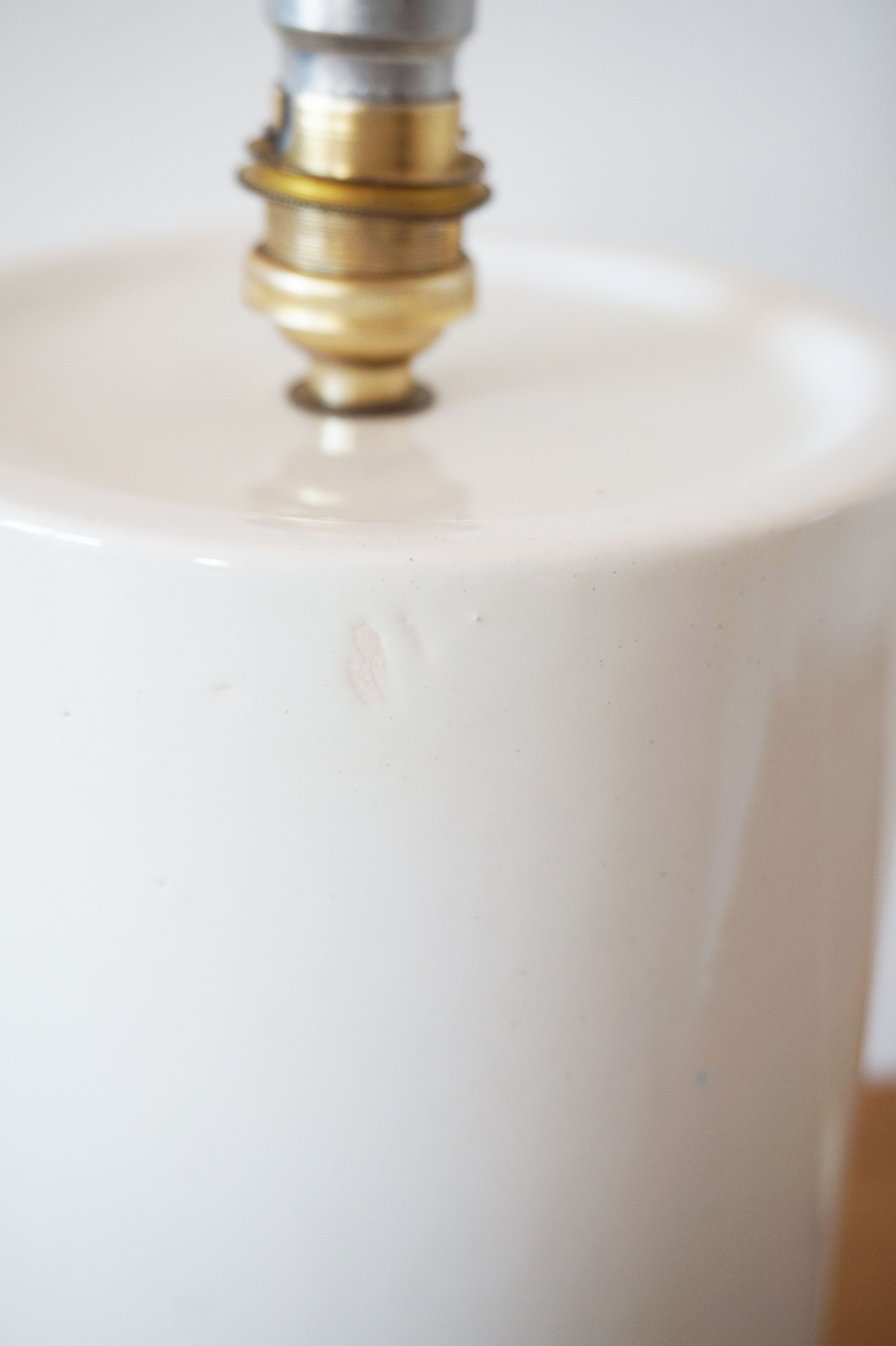 White ceramic lamp stand