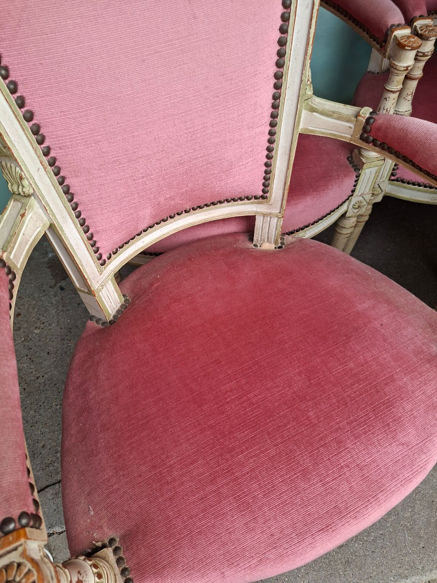 4 fauteuils Directoire en velours rose