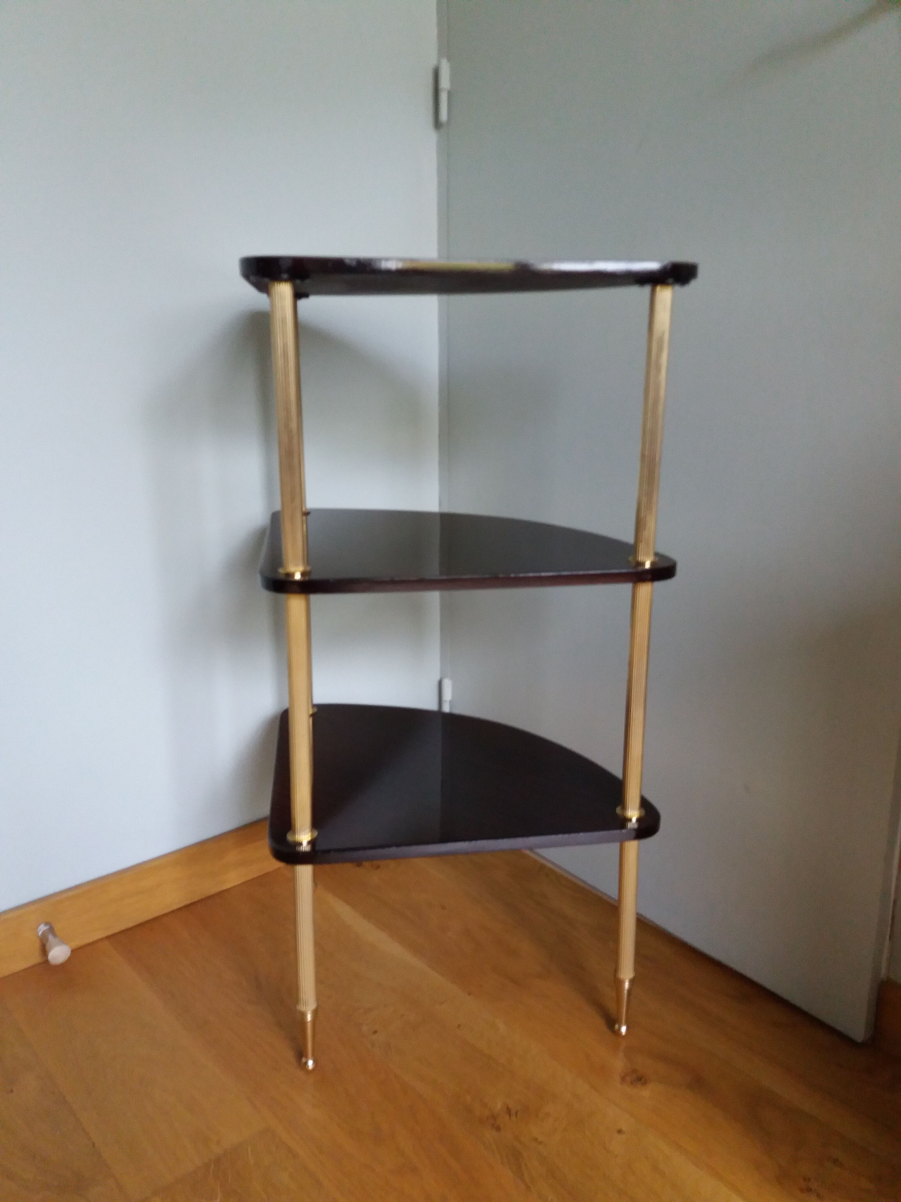 Formica corner shelf neck and gilded metal