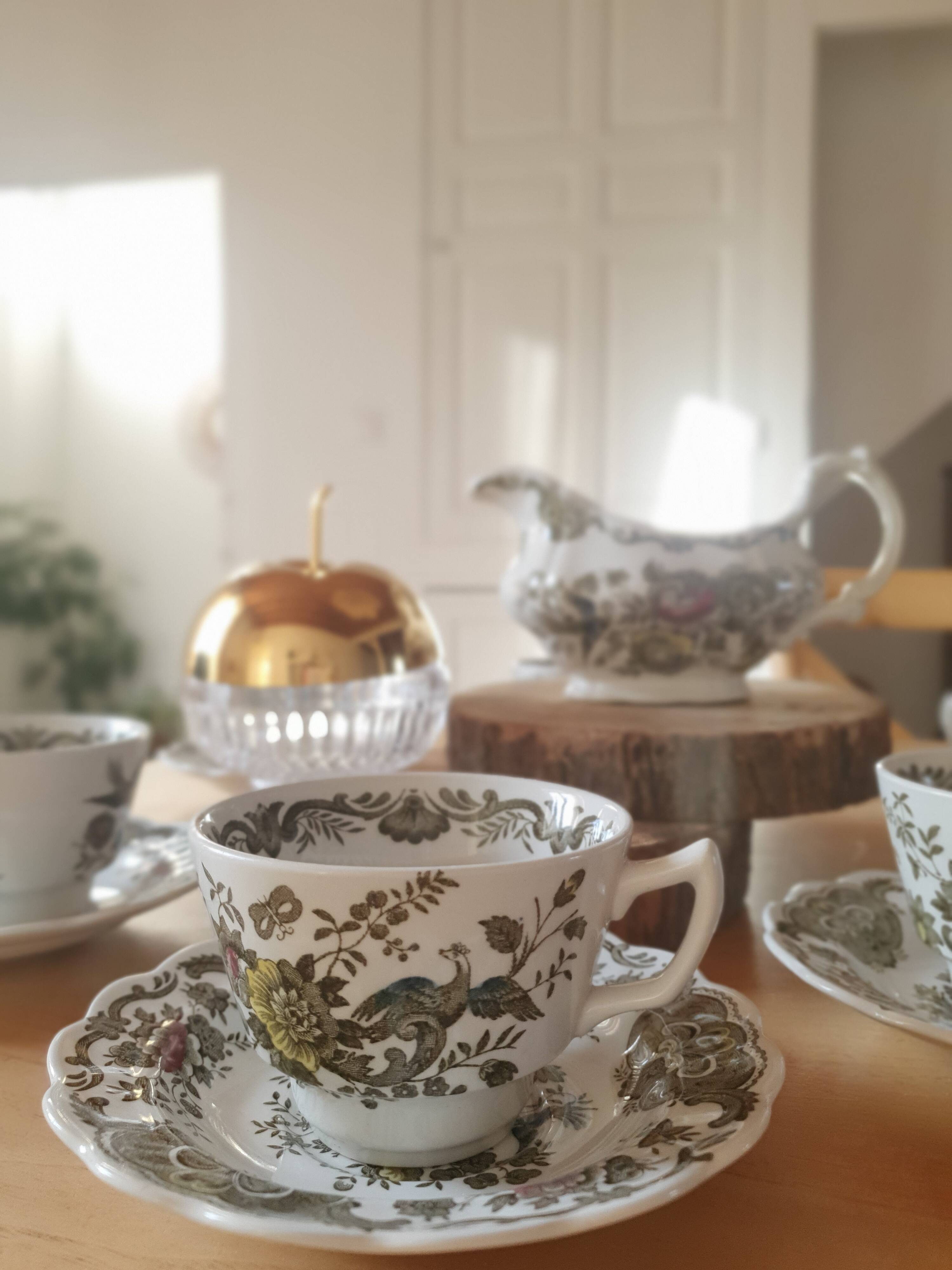 6 tasses porcelaine anglaise et soucoupes