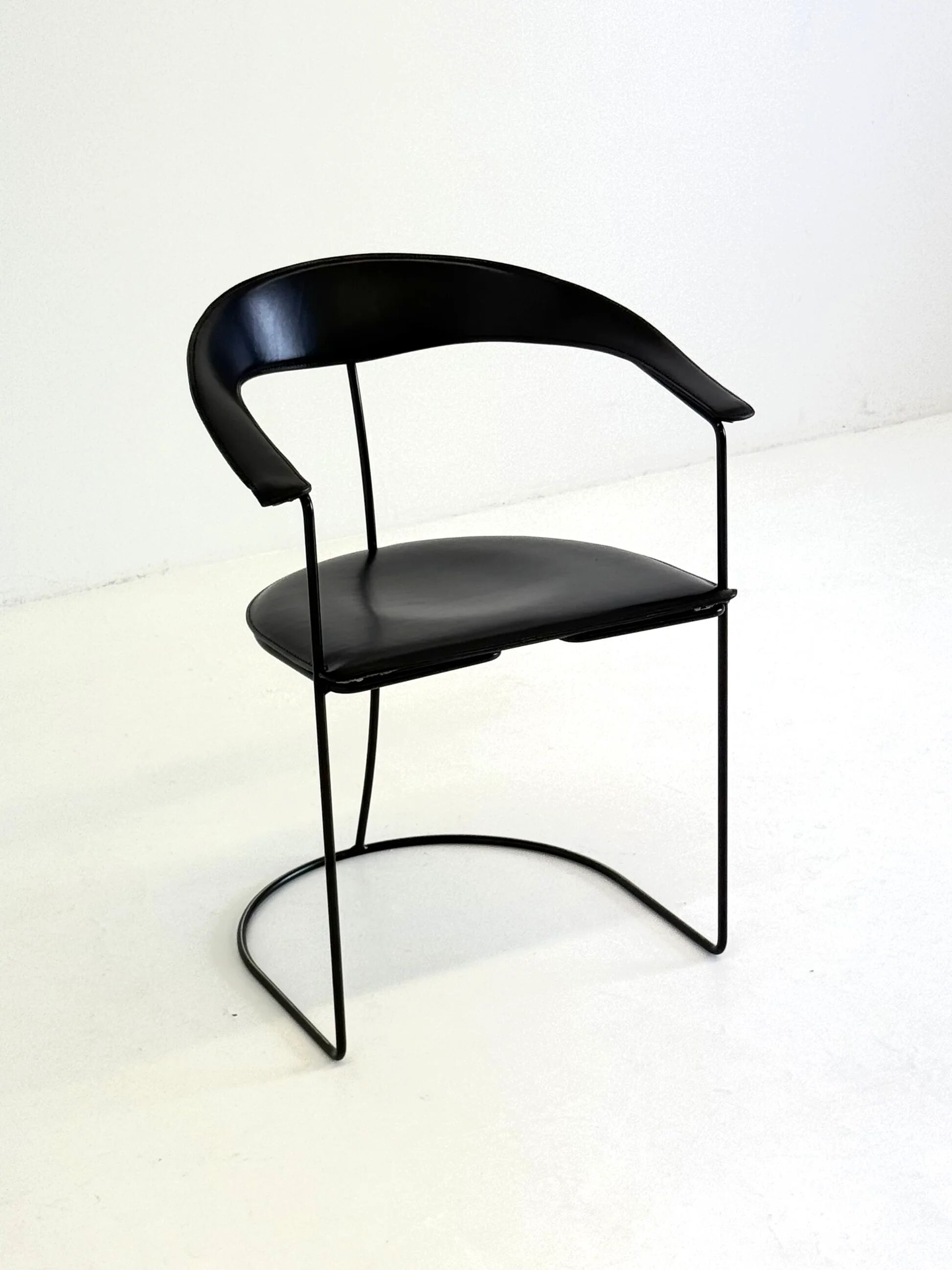 Ensemble de 8 chaises de salle à manger vintage Arrben Ursala en cuir noir.