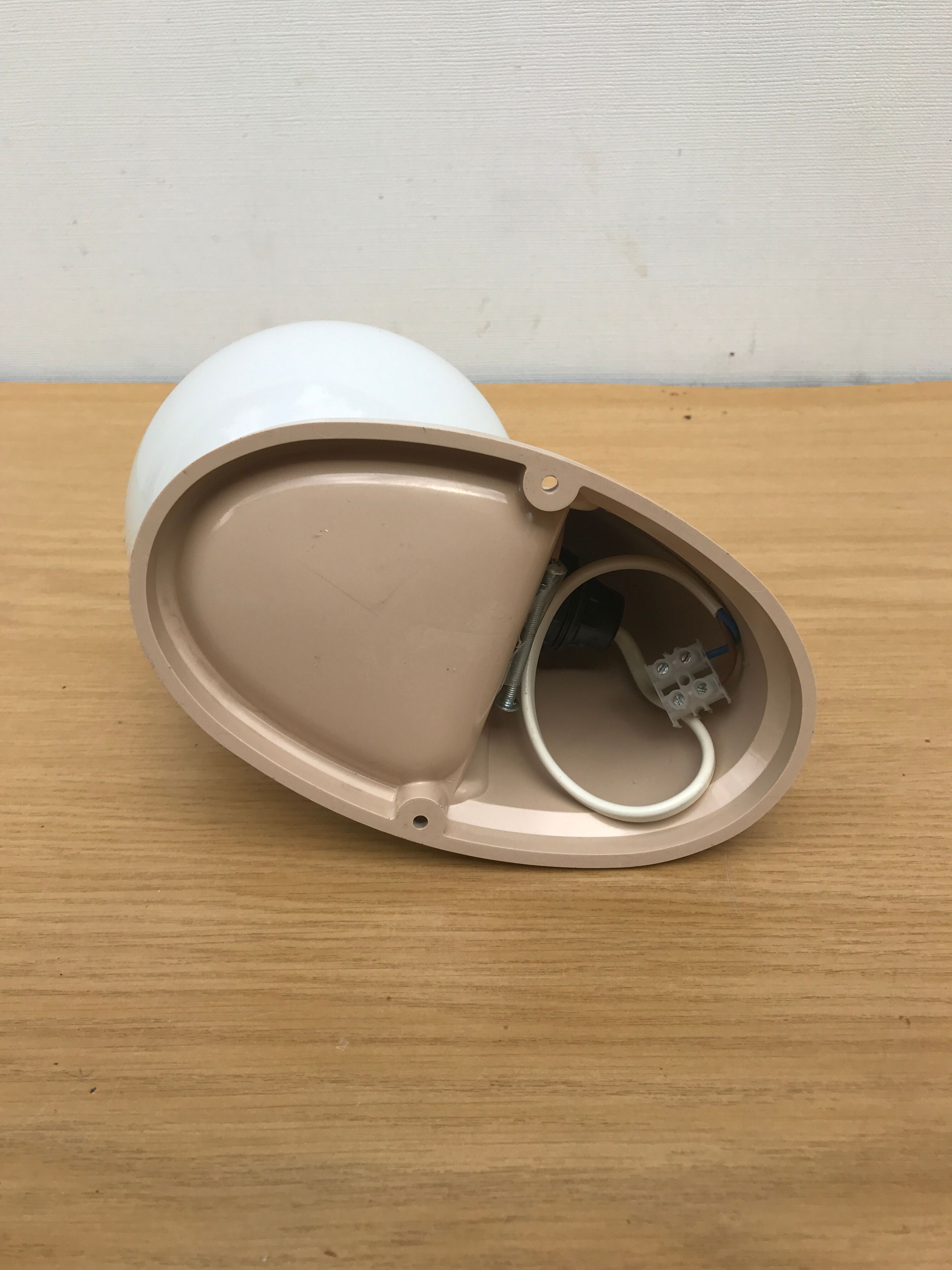 Applique Boule Opaline Blanc Socle Bakélite Beige Salle de Bain Années 70 Vintage