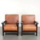 Ensemble de 2 fauteuils Art Déco en cuir de vache couleur cognac du 20e siècle.