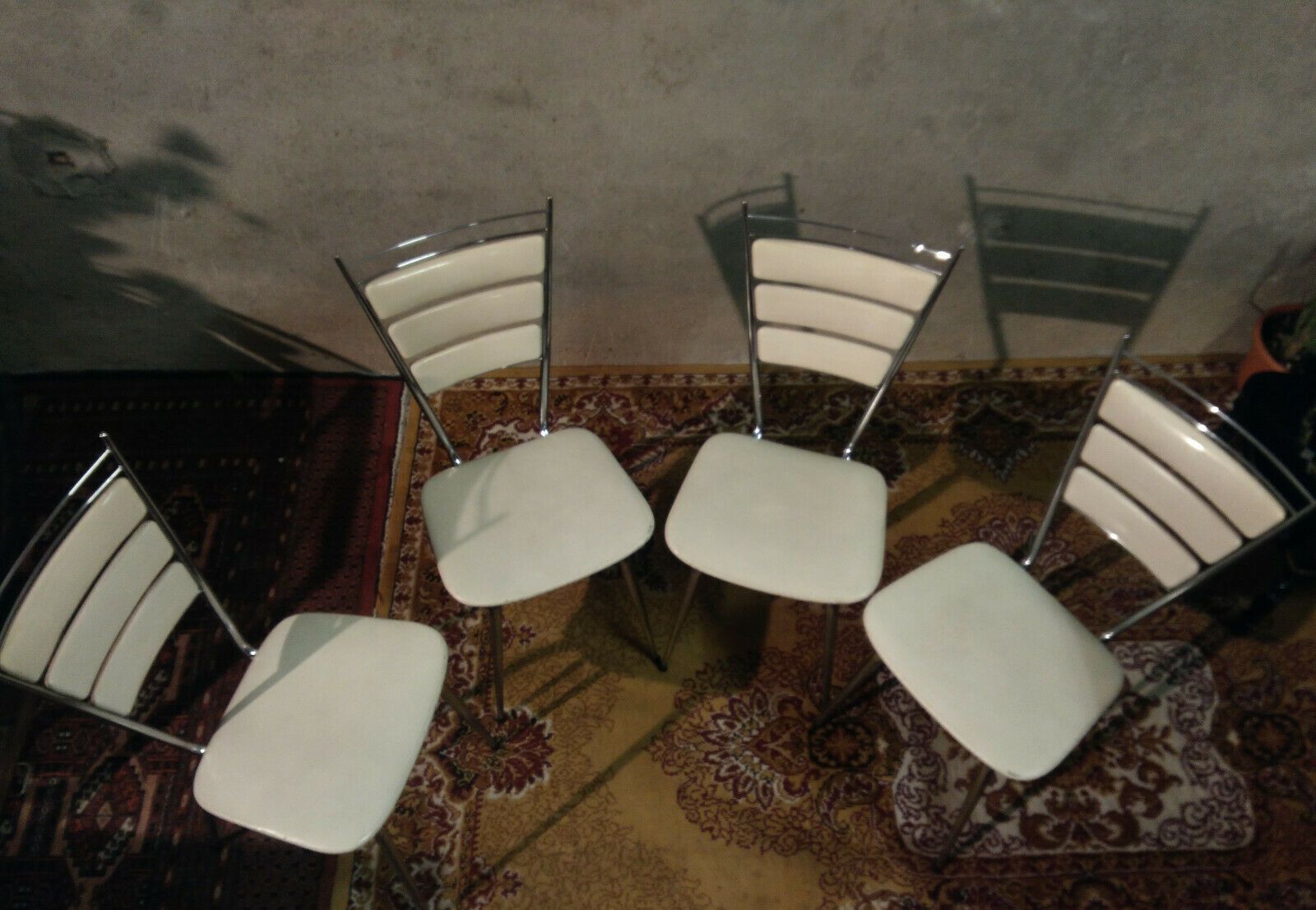 Suite de 4 chaises vintage en skaï