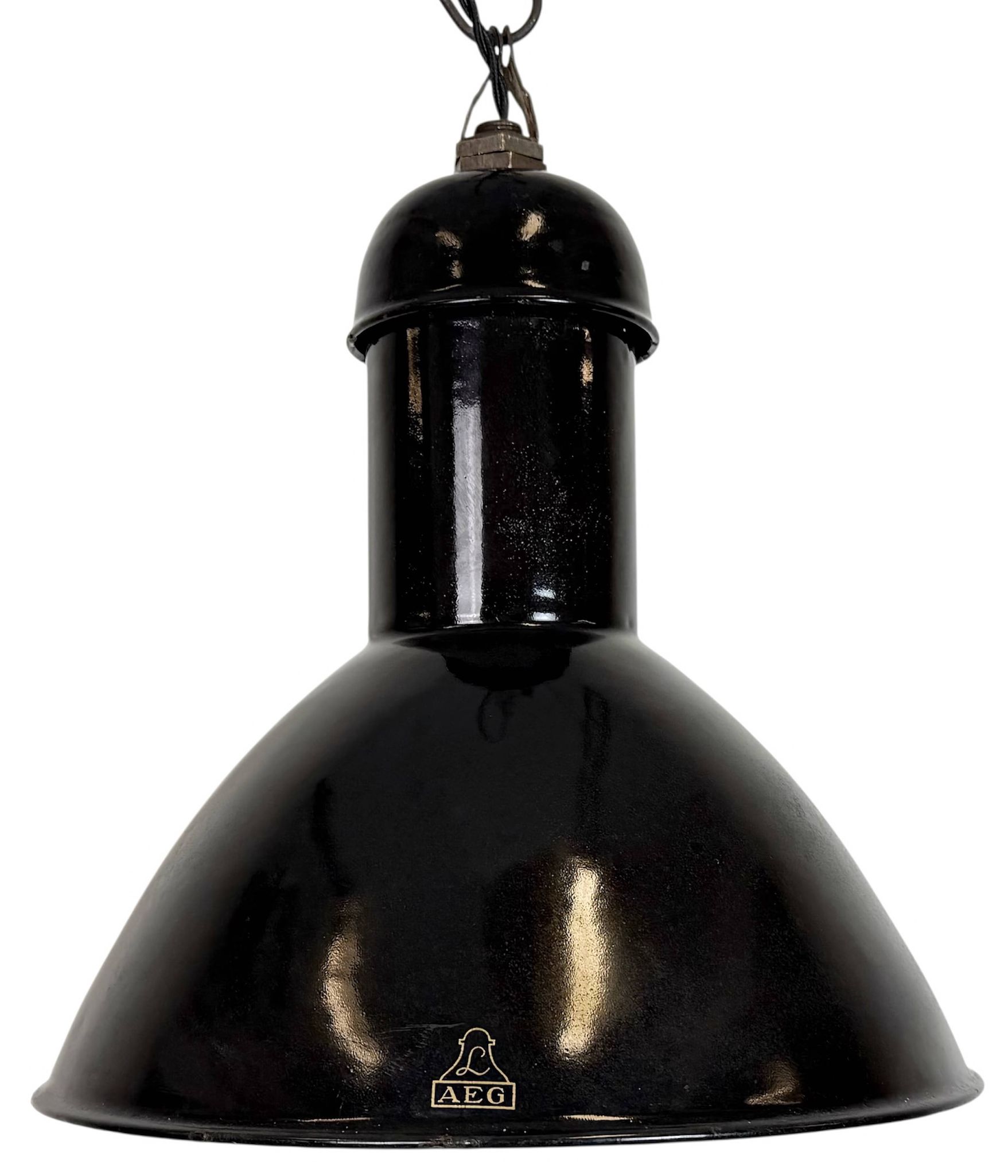 Lampe suspendue industrielle en émail noir de AEG, années 1930