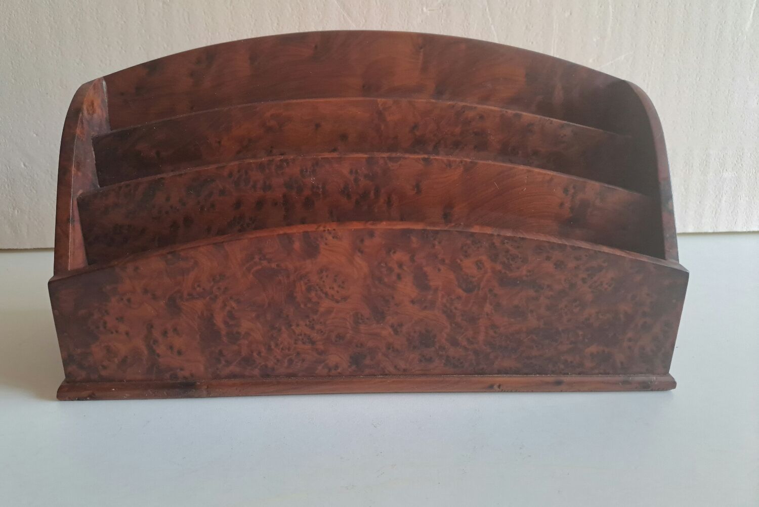 Courier holder in cedar