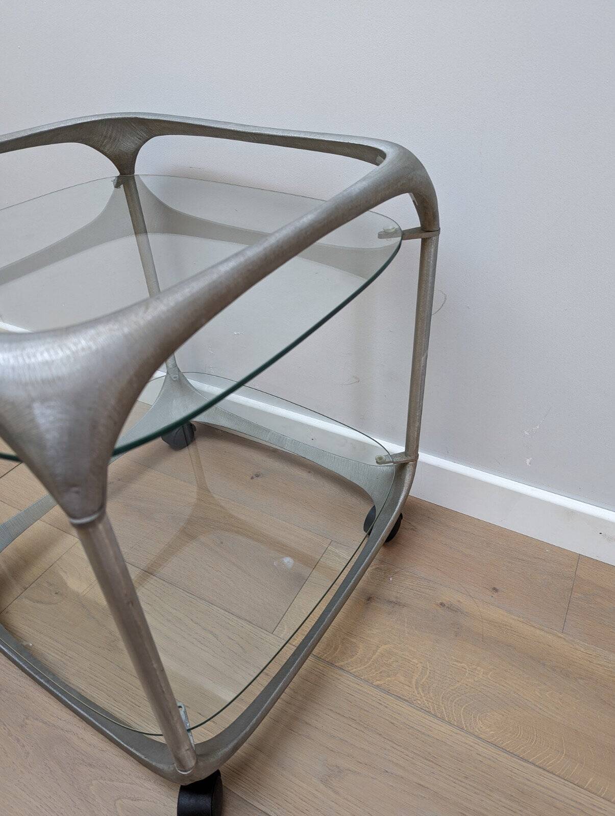 Table d'appoint du milieu du siècle par Lorenzo Burchiellaro en aluminium avec des étagères en verre.