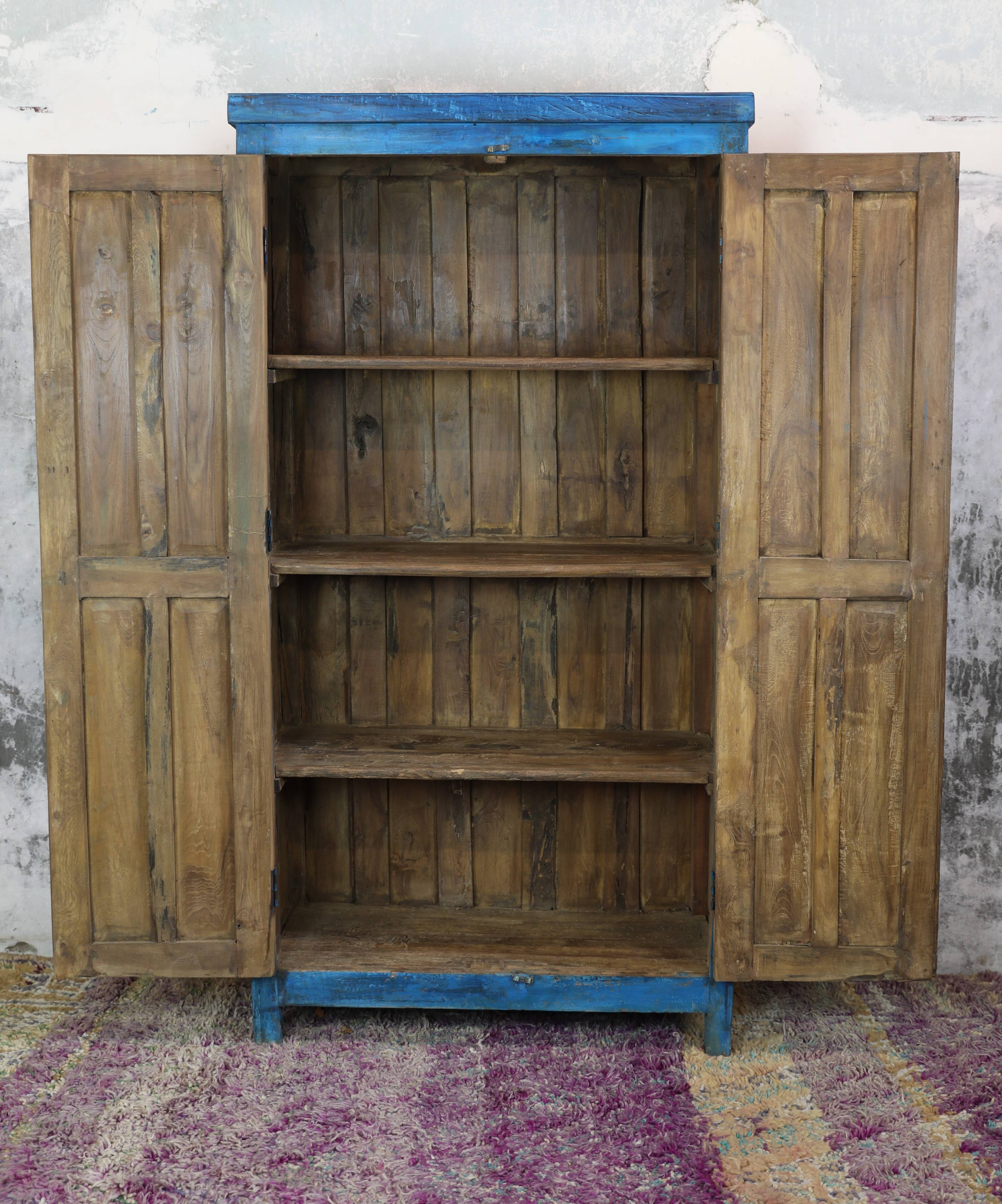 Indian wardrobe 2 solid doors and 3 shelves, interior in raw wood