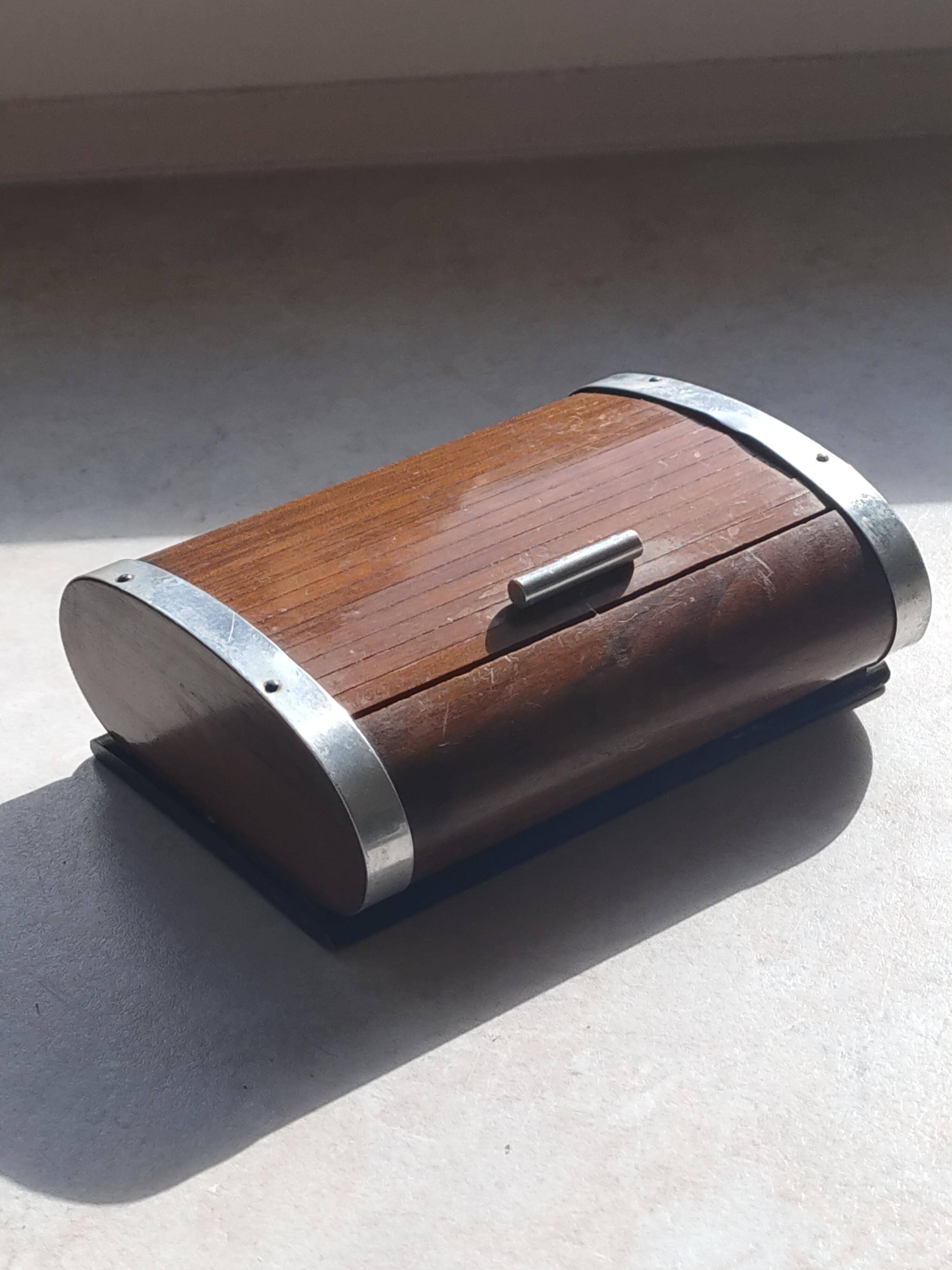 Art Deco curtain box;