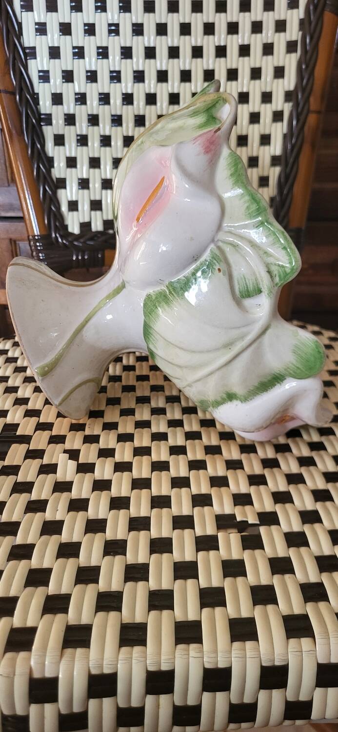 Cup in slipware with calla lilies