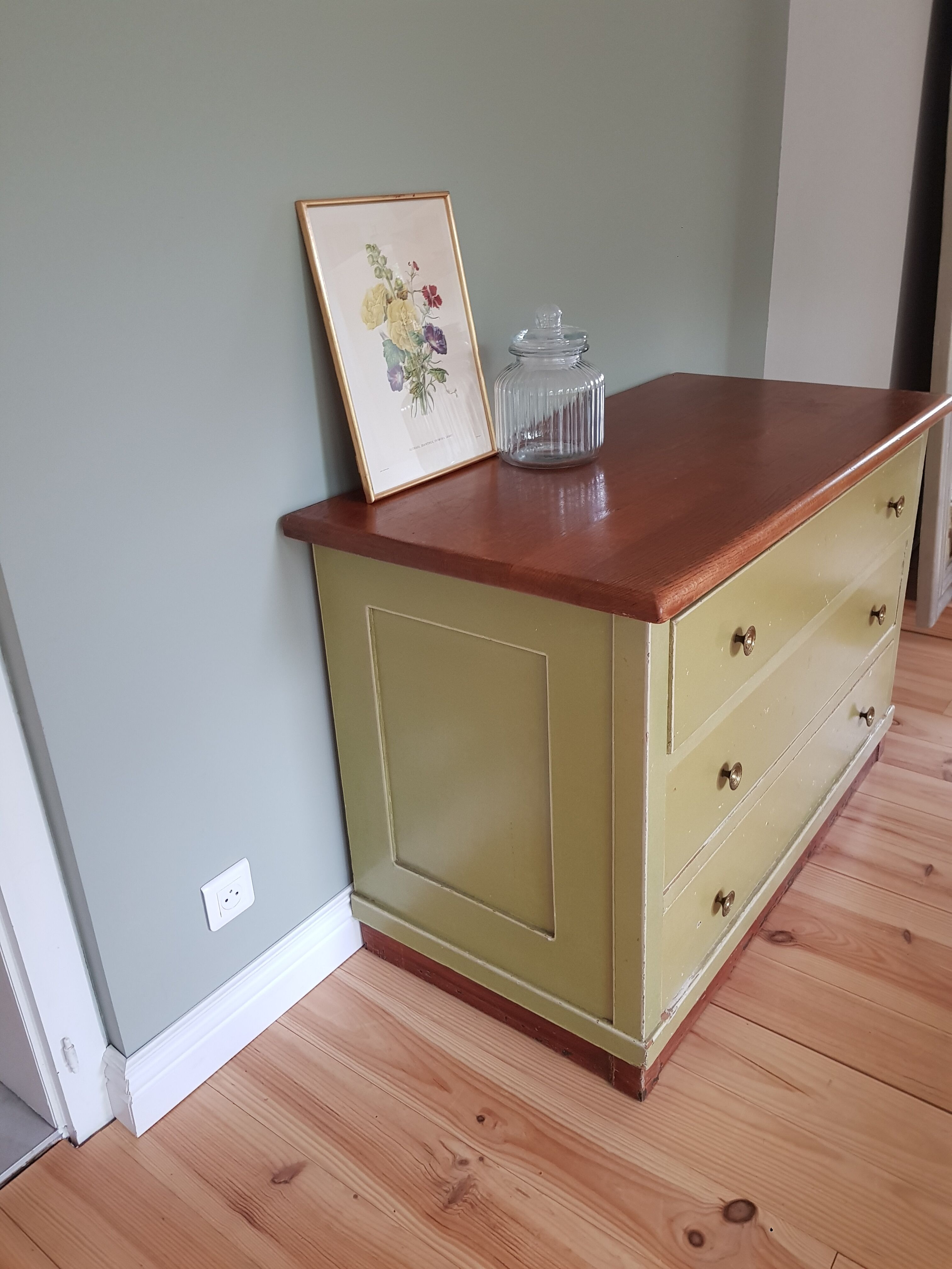 Commode rétro dans son jus