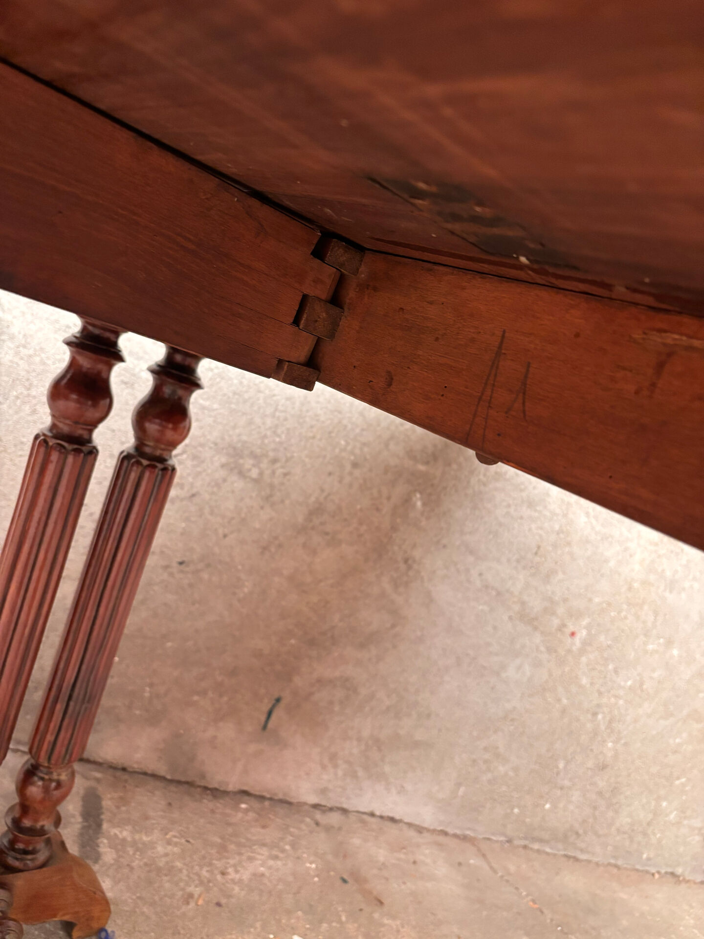 Extensible Napoleon III gateleg table
