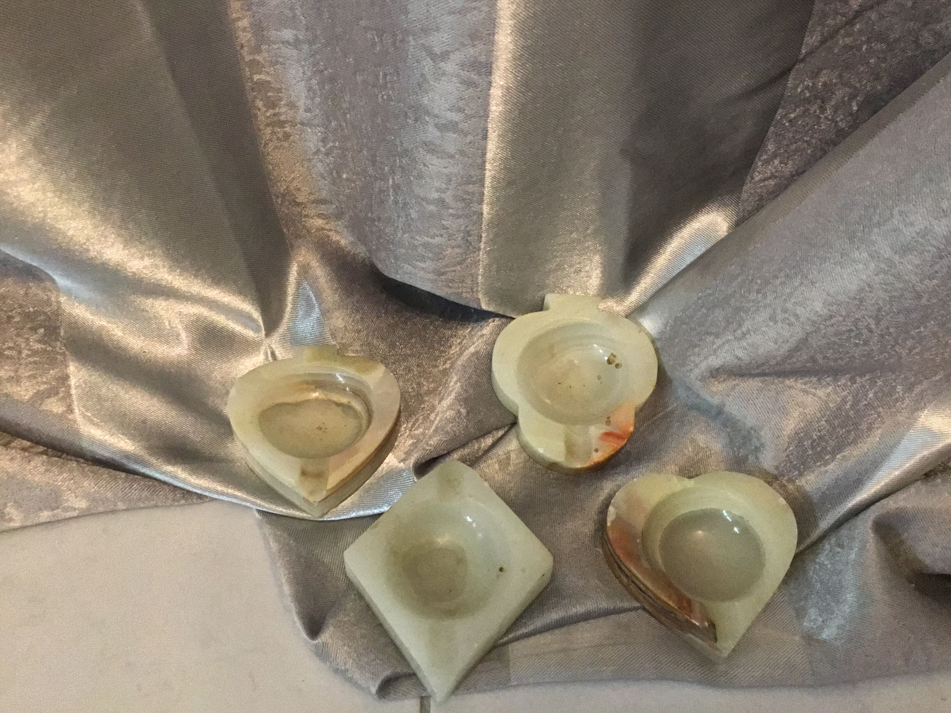 4 ashtrays in vintage alabaster