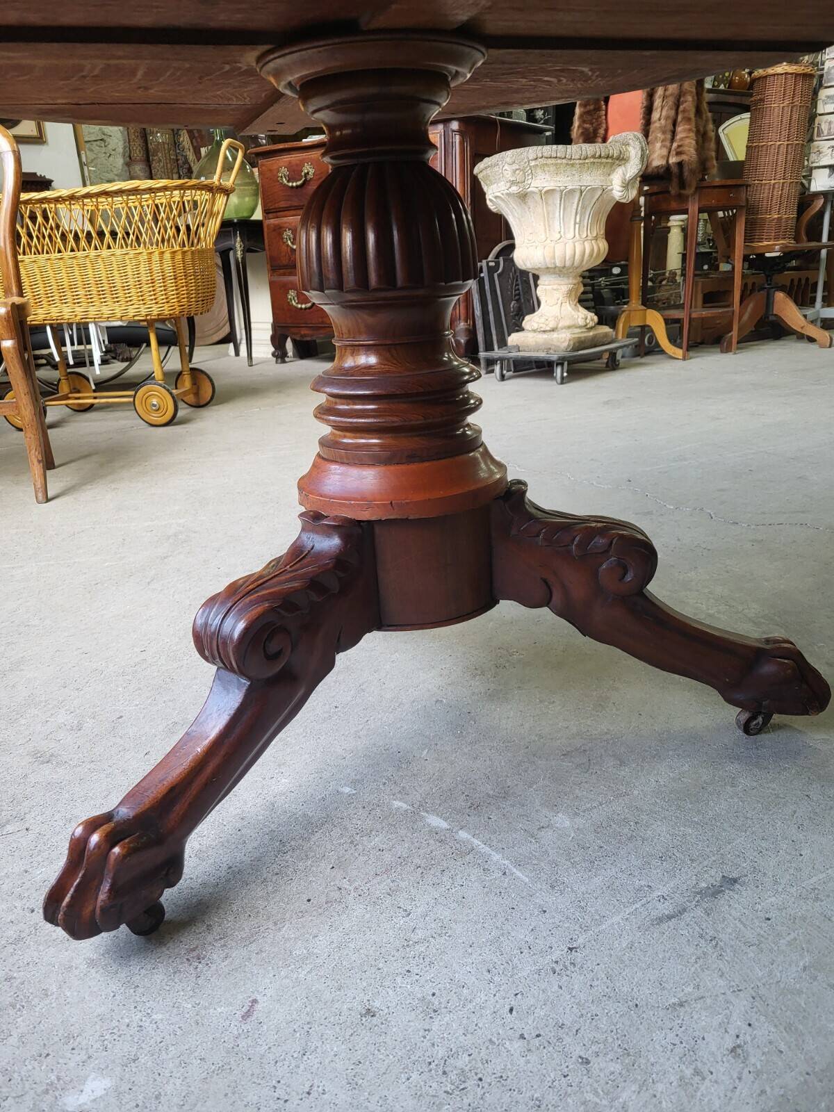 Round pedestal table with marble top and mahogany tripod from the 19th century