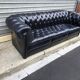 Canapé noir Chesterfield