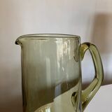 Vase en verre soufflé vert tilleul moderniste 1950