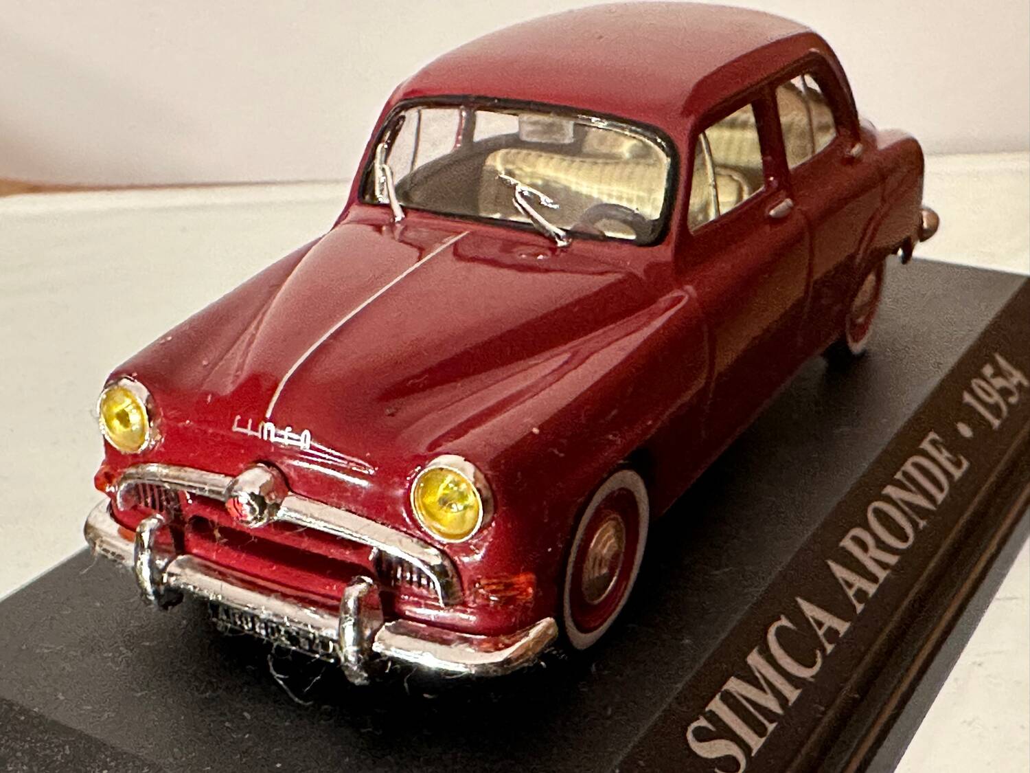 Altaya 1/43 simca around 1954 couleur bordeaux