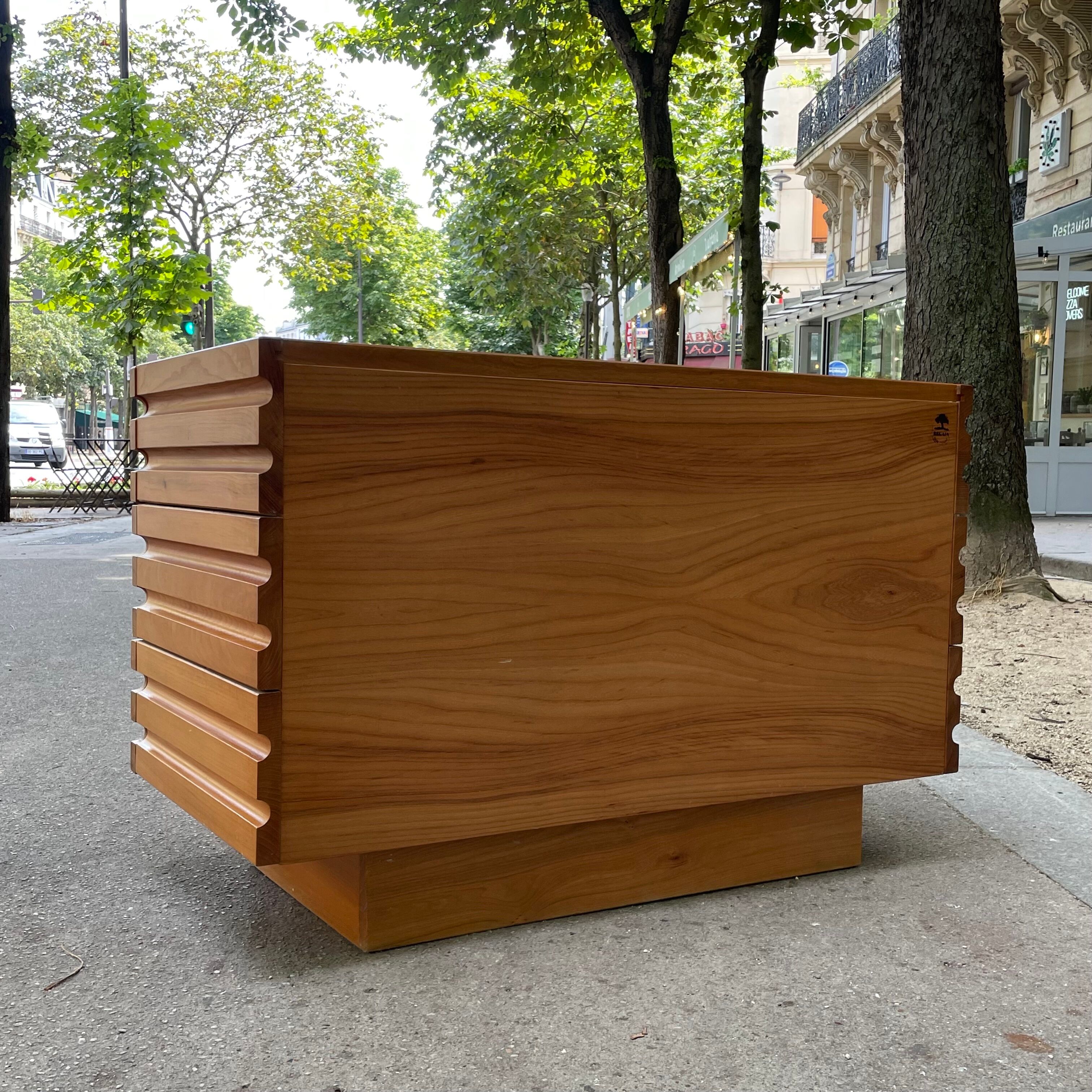 Brutalist chest of drawers in solid elm, Maison Regain, 1970