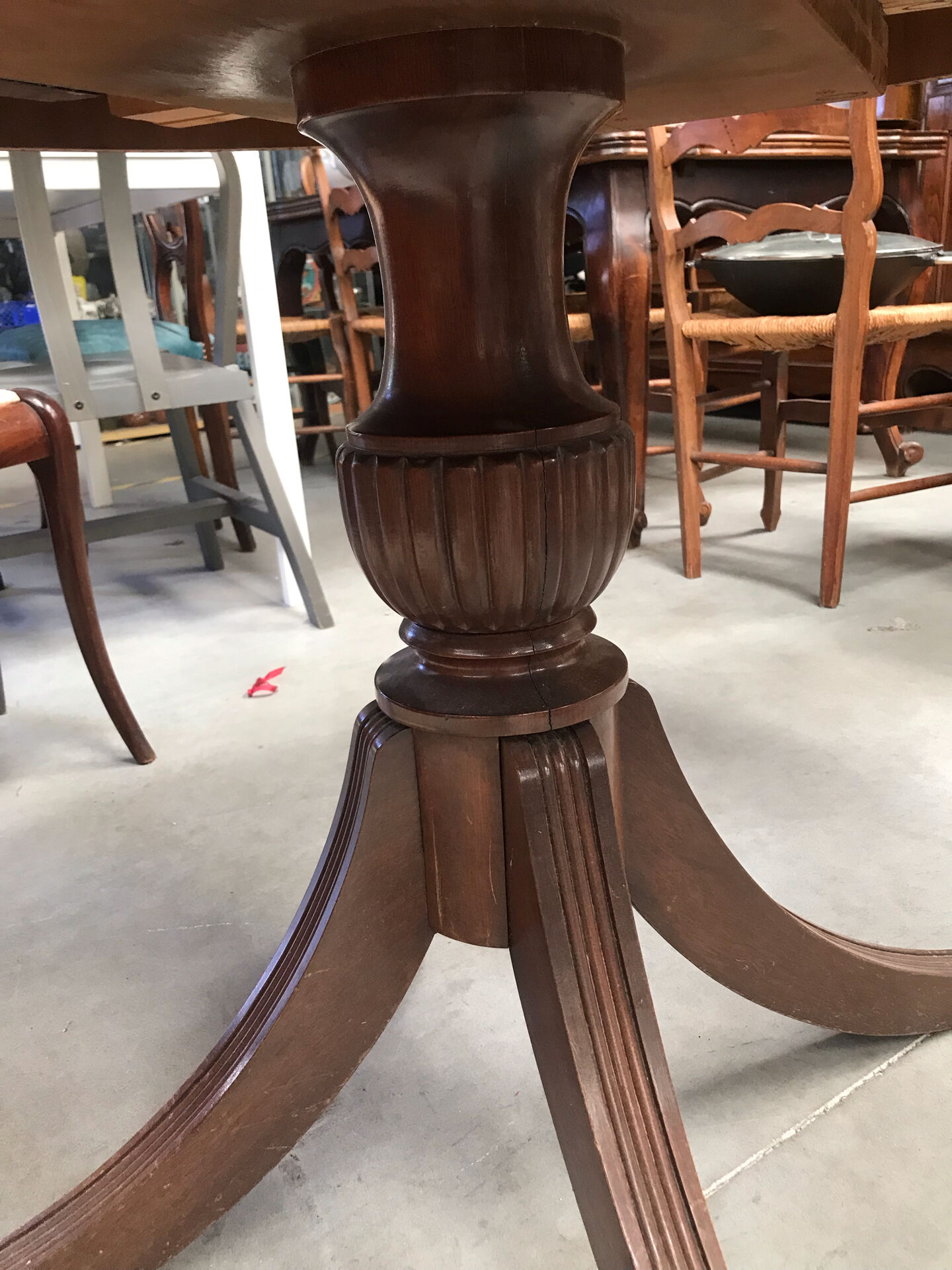 Round extendable dining table for six people, mahogany.