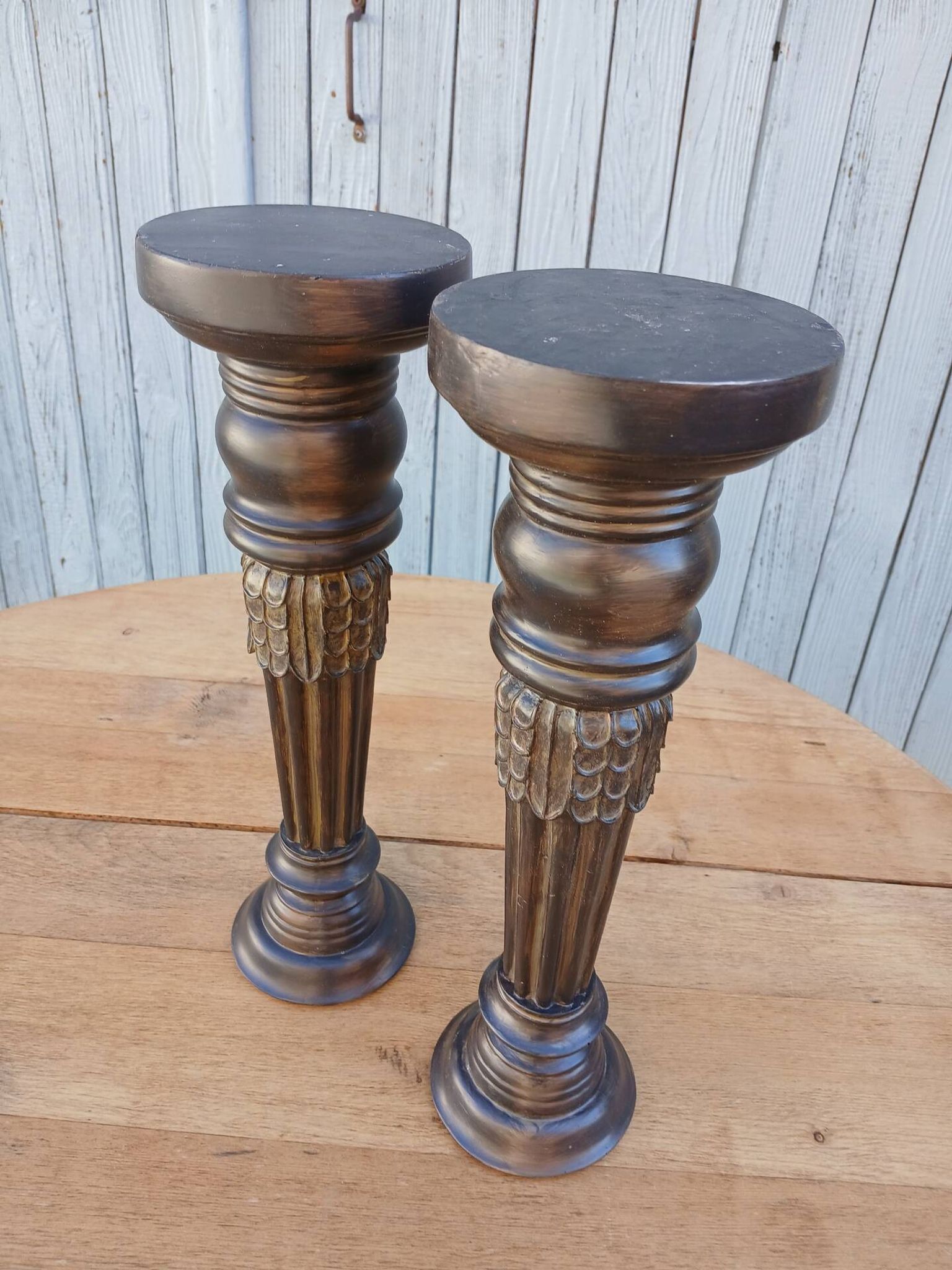 2 bougeoirs en bois sculpté 