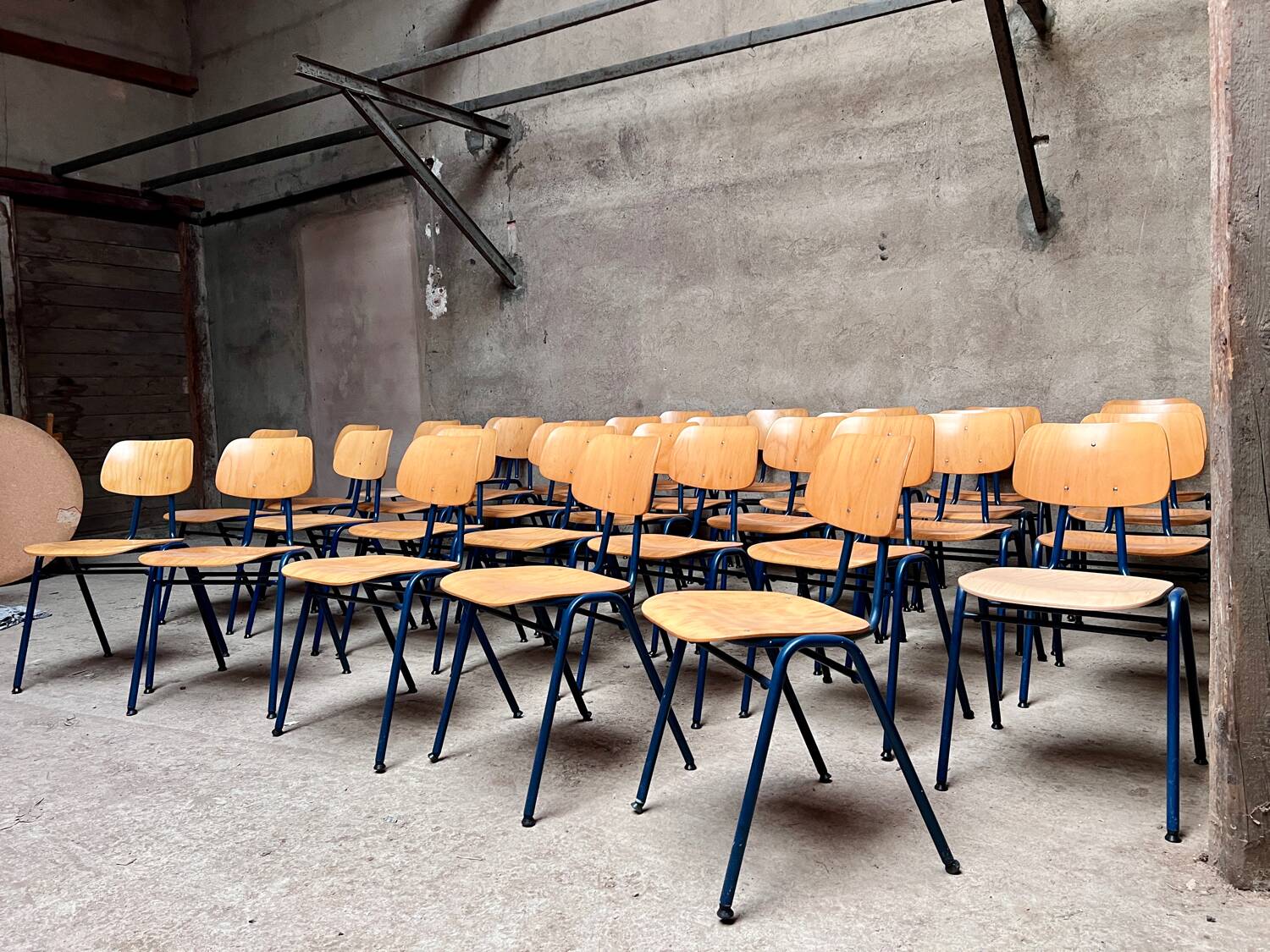 Stackable school chair 32