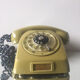 Téléphone rotatif vintage couleur moutarde