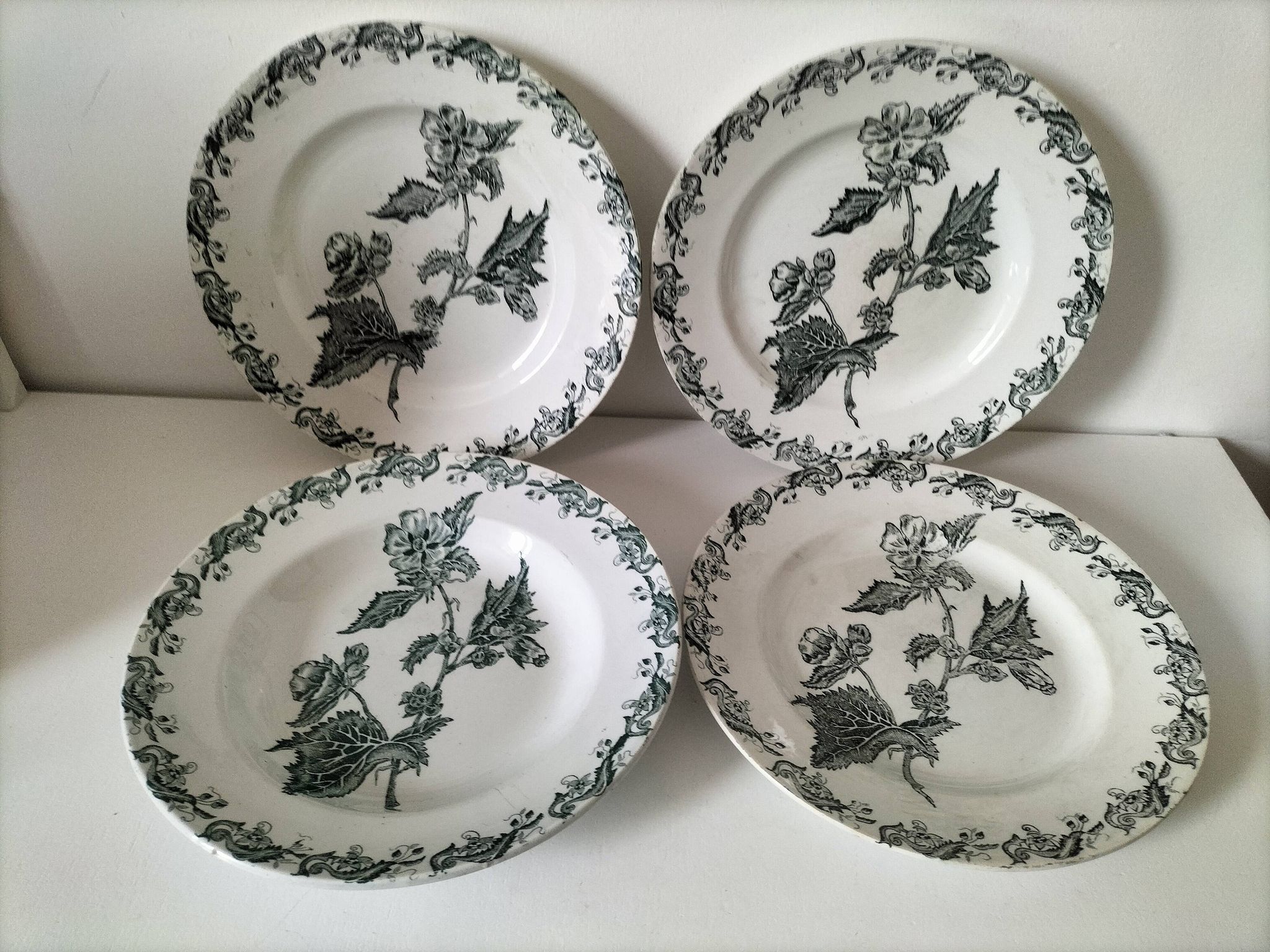 4 assiettes terre de fer A. Lebacqz & M. Bouchart modèle Richelieu