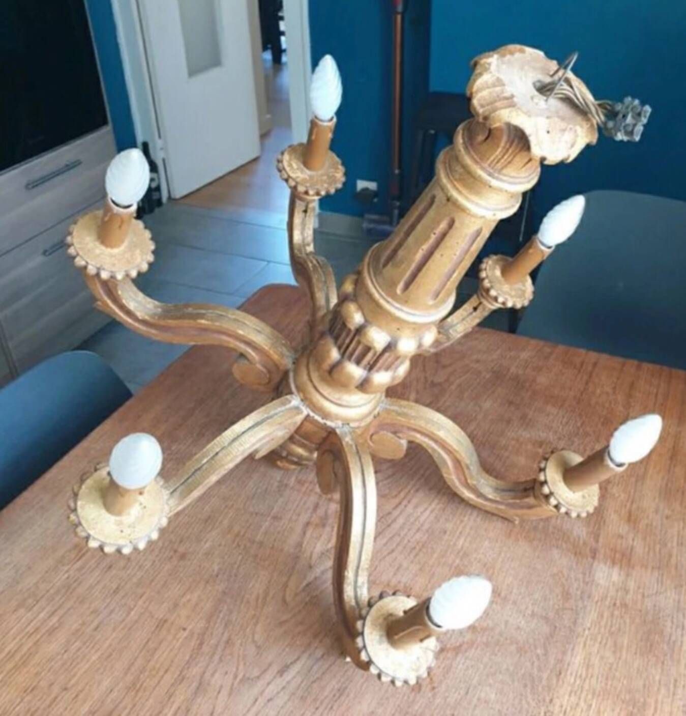 Antique chandelier in carved wood, 6 light arms and gilded with fine gold.
