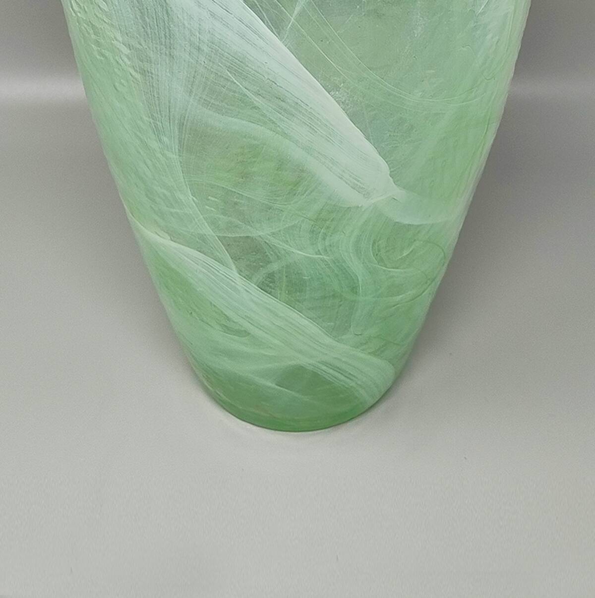 Vase vert exquis, fabriqué à la main par Michielotto en verre de Murano, années 1970.