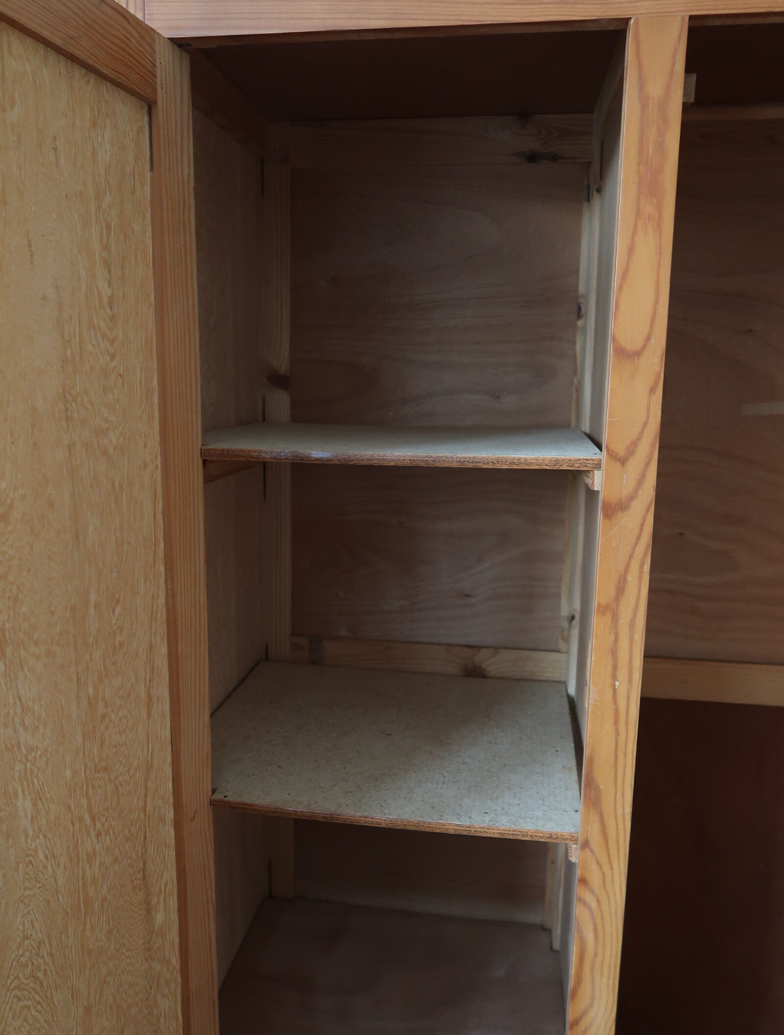 Armoire pieds compas