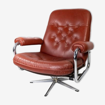 Fauteuil rembourré en cuir rouge et cadre en métal, de design danois des années 1960