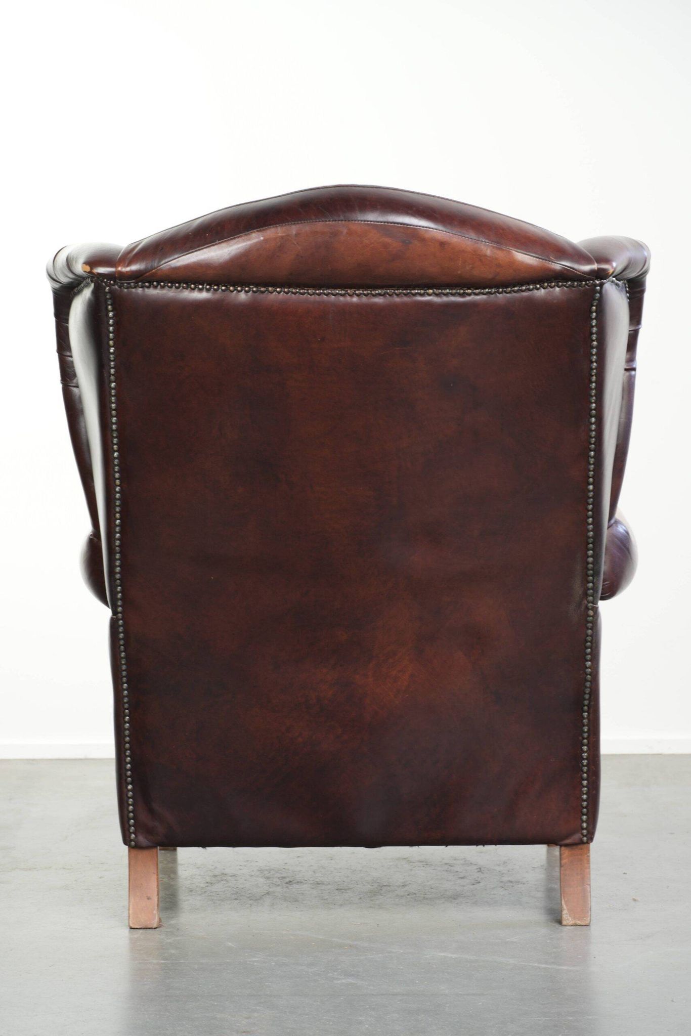 Fauteuil à oreilles en cuir de vache confortable dans le style anglais