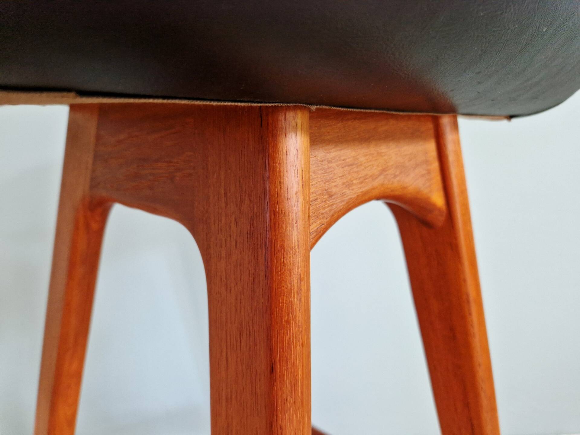 Scandinavian stool in solid teak, design by Erik Buch, Denmark, 1960.